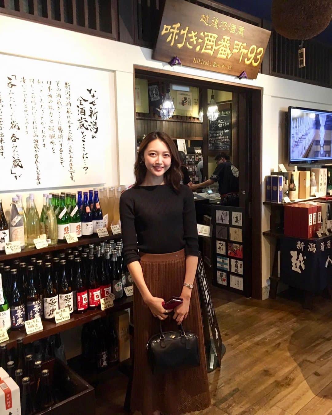 柳田菜月さんのインスタグラム写真 - (柳田菜月Instagram)「. 今月は新潟へ旅行♨︎ 大好きな日本酒が楽しめるぽんしゅ館は欠かせない。。。🍶 . 500円で5種飲めるのが魅力。 たくさん種類があるので、それぞれの魅力コメントを見ながら吟味して決めてました。 優柔不断には大変。笑 日本酒だけでなくお塩の種類も豊富なので、是非行ってみてほしいです！！ . #社会人の休日 #旅行 #新潟 #ぽんしゅ館 #日本酒 #美味 #trip #weekend #nigata」10月27日 9時32分 - natsuki.3190
