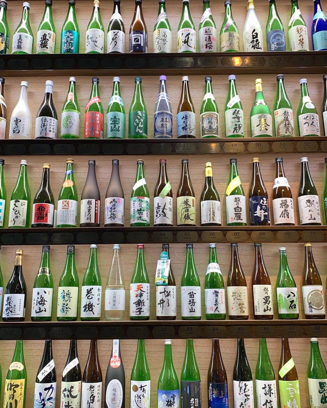 柳田菜月さんのインスタグラム写真 - (柳田菜月Instagram)「. 今月は新潟へ旅行♨︎ 大好きな日本酒が楽しめるぽんしゅ館は欠かせない。。。🍶 . 500円で5種飲めるのが魅力。 たくさん種類があるので、それぞれの魅力コメントを見ながら吟味して決めてました。 優柔不断には大変。笑 日本酒だけでなくお塩の種類も豊富なので、是非行ってみてほしいです！！ . #社会人の休日 #旅行 #新潟 #ぽんしゅ館 #日本酒 #美味 #trip #weekend #nigata」10月27日 9時32分 - natsuki.3190