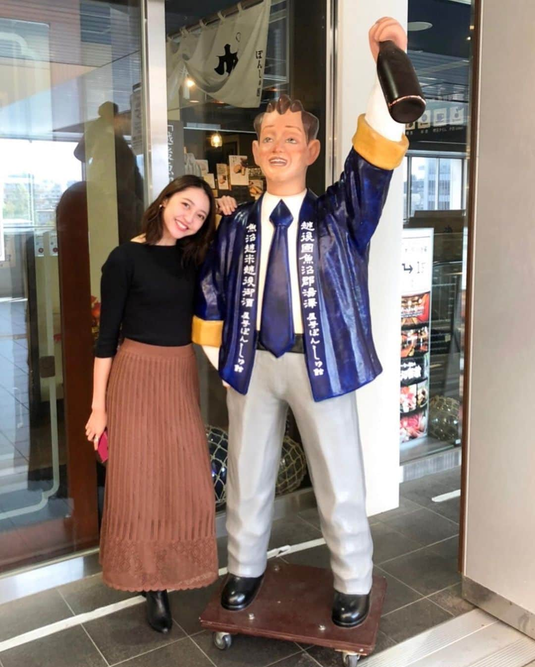 柳田菜月さんのインスタグラム写真 - (柳田菜月Instagram)「. 今月は新潟へ旅行♨︎ 大好きな日本酒が楽しめるぽんしゅ館は欠かせない。。。🍶 . 500円で5種飲めるのが魅力。 たくさん種類があるので、それぞれの魅力コメントを見ながら吟味して決めてました。 優柔不断には大変。笑 日本酒だけでなくお塩の種類も豊富なので、是非行ってみてほしいです！！ . #社会人の休日 #旅行 #新潟 #ぽんしゅ館 #日本酒 #美味 #trip #weekend #nigata」10月27日 9時32分 - natsuki.3190