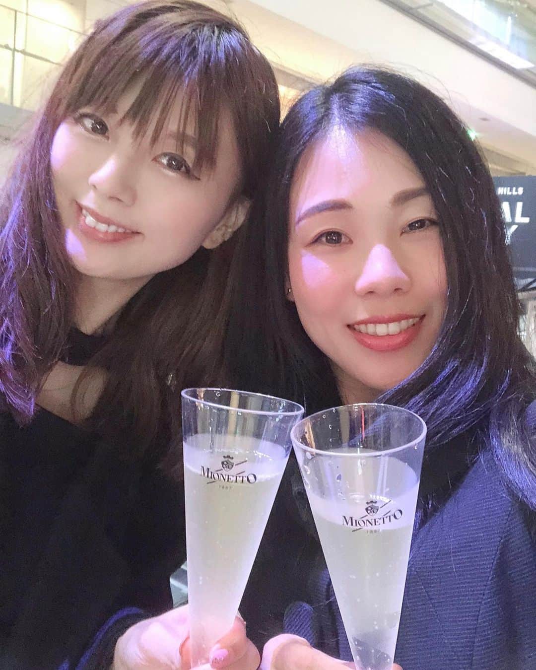 satomiさんのインスタグラム写真 - (satomiInstagram)「『OMOTESANDO HILLS SPECIAL PARTY with dyson』 * サントリーよりご招待頂きました♡ そこで飲んだスパークリングワイン「ミオネット」が凄い美味しかった〜🥺 * * フレッシュでフルーティ〜(ㅅ´ ˘ `)♡ お酒弱い人でも飲みやすいよ！ * * ✼••┈┈┈┈┈┈┈┈┈┈┈┈┈┈┈┈••✼ コート🧥 （@and_joy___） トップス(@jetragweb ) スカート→（@lialapg ) バッグ→(@savemybag_japan ) ✼••┈┈┈┈┈┈┈┈┈┈┈┈┈┈┈┈••✼ * #mionetto  #ミオネット  #sparklingwine  #スパークリングワイン  #prosecco  #プロセッコ @mionetto_prosecco #サントリー #表参道ヒルズ #OMOTESANDOHILLSSPECIALPARTY #sparklingwine #表参道ヒルズスペシャルパーティー #lialapg  #jointspace」10月27日 9時34分 - saatoomii47