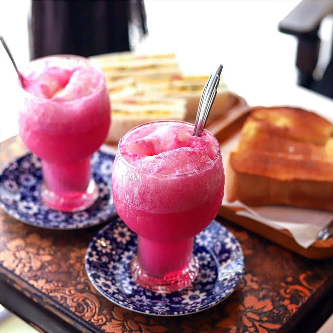 きょん。さんのインスタグラム写真 - (きょん。Instagram)「. .  喫茶ルパン  旅先の朝は 喫茶店がいい。  ホッとするから。  せっかく ホッとできるのなら ホットコーヒーを… って思ったりもしたけど ピンクのクリームソーダがあると知り お願いしてみました。  お味は 縁日と夏の海を思い出す イチゴ味。  #喫茶ルパン #nagasaki#breakfast」10月27日 9時43分 - kyon_tokiiro