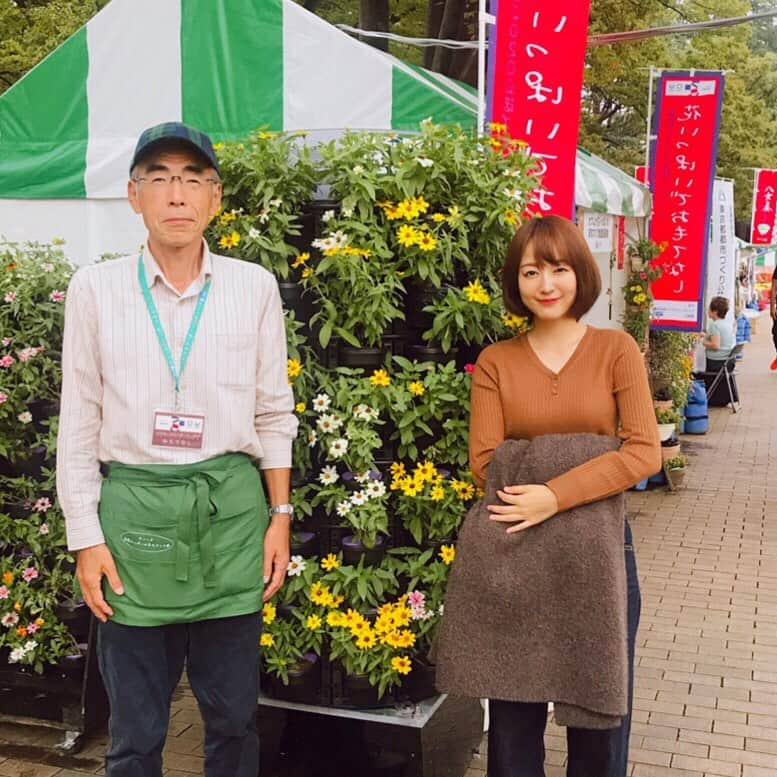 滝菜月さんのインスタグラム写真 - (滝菜月Instagram)「日比谷公園でガーデニングのイベント。﻿ ﻿ ヒルナンデス“東京農家”のコーナーで﻿ お世話になってる清水農園の清水さんも﻿ 参加しているということで昨日遊びに行ってきました！﻿ (清水農園の畑の一部をお借りして﻿  ヒルナンデスファームの野菜を作っています)﻿ ﻿ 清水さんがいたのは葛飾区が取り組んでいる﻿ フラワーメリーゴーランドのブース。﻿ とっても綺麗ですよね(1枚目と2枚目の写真) 太陽光の力で自動で水やりが出来るんだそうです。﻿ 野菜の栽培にも活かせそう！﻿ ﻿ 他にも回りきれないほど様々なブースが出ていて﻿ 可愛いお花がたくさんありました。﻿ 癒された(^^)﻿ ﻿ #東京農家 #東京ウォーカーじゃないよ #東京ノーカー #ちょっとダジャレ的な遊び心あるコーナー名 #でも多分誰も気がついてない #悲 #ヒルナンデス」10月27日 9時54分 - taki_natsuki