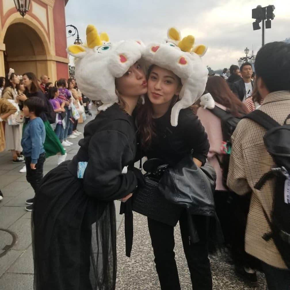 白石明美さんのインスタグラム写真 - (白石明美Instagram)「#aby_akemi  大好きな2人とディズニー🐭🏰❤️ . ツッコみをいれつつまとめてくれるのが @happyyopy  ワンテンポ遅く反応してる癒しな @karen_23323 に ボケーっとしつつ笑いのツボが浅い私は一生笑ってて ホンマに楽しくて楽しくて❤️❤️ (2枚目の写真でそれぞれの個性が伝わるはず。笑) . 楽しい1日をありがとうございました 🥰🌹 (もう、会いたい。) . . . #ディズニーシー #ブラックコーデ #ブラックコーデディズニー #disneysea  #blackootd」10月27日 9時47分 - abyakemi