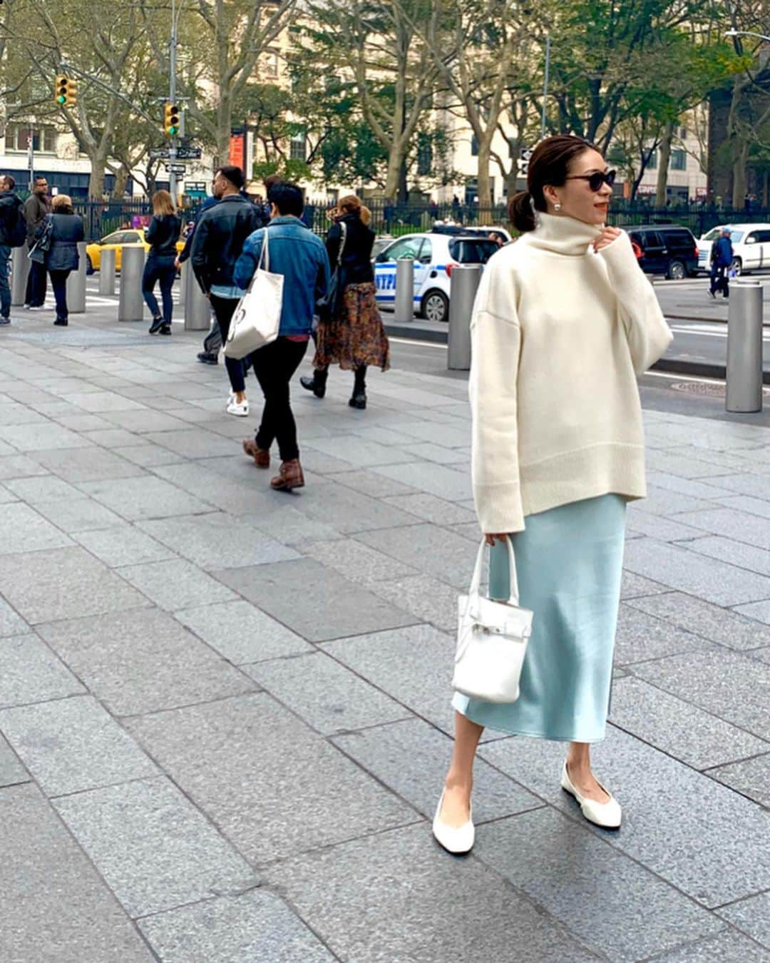 大日方久美子さんのインスタグラム写真 - (大日方久美子Instagram)「・ Outfit ☆ ・ Knit → @s_essentials_  Skirt → @cookiechocolate_official  Shoes → #zara Bag → @celine ・ ・ 遂にできた @s_essentials_ とのコラボタートルを NYで初おろし。 コートを着てもいいくらいの寒さなのに しっかりとした編み地のニットはこんなにも温かいんだとびっくりした。 ・ スカートは @cookiechocolate_official で 春夏に買い付けてきたもの。 まだあるのかな🧐 ・ ・ #kumicloset #kumitravelstyle  #プラワンコーデ」10月27日 9時47分 - kumi511976