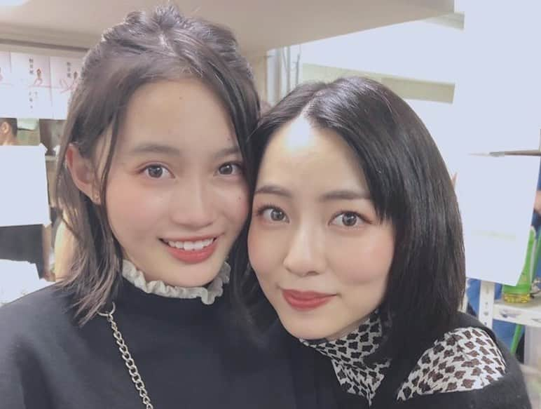 小島梨里杏さんのインスタグラム写真 - (小島梨里杏Instagram)「東京公演来てくれたみんなシリーズ第一弾！  #天才てれびくんYOU ちーむ。  団長、寧々、竜心、健斗、美海、生、ゆら、辻、ギュナイ。カーテンコールで全力で手を振ってくれていてかわいすぎた。  寧々と竜心は卒業して元てれび戦士だけれど駆けつけてくれました。めちゃくちゃに美人だし、めちゃくちゃにかっこいいね。そしてなによりめちゃくちゃ真っ直ぐな心を持つ2人です。みんなみんなありがとう。笑顔で帰ってくれると嬉しいね。  #舞台 #ザフォーリナー 🥰」10月27日 9時49分 - r_riria