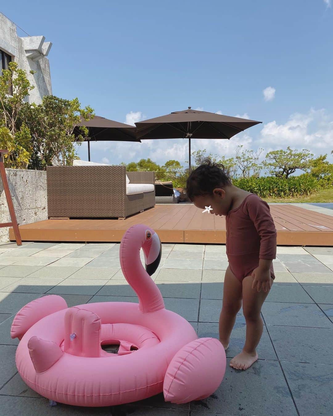 目見田早弥子のインスタグラム：「| 🍦 浮き輪は今年も @sunnylifeaustralia のフラミンゴ🦢 入る前は怖がるけど乗ったらノリノリ👶🏻 来年は無理？まだ乗れる？☁️」