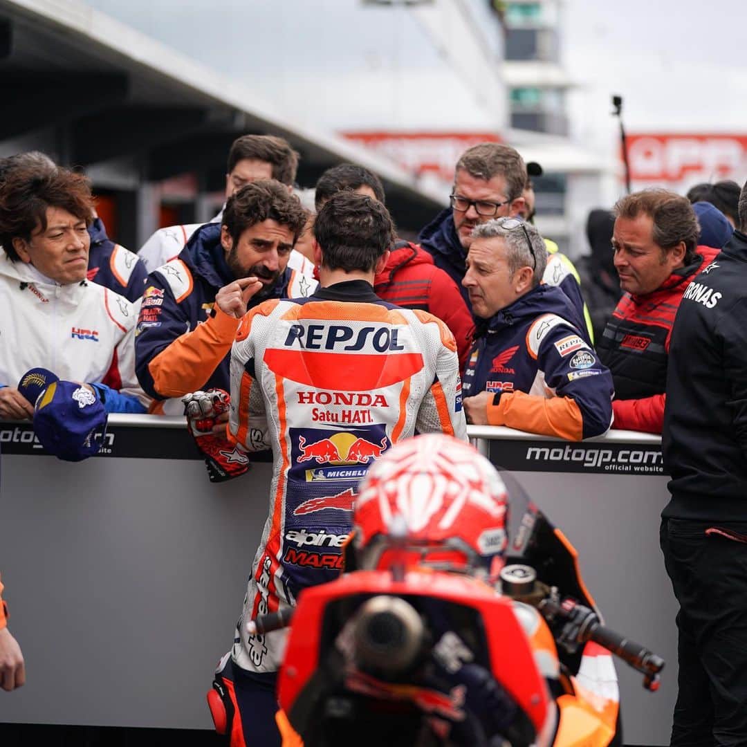 レプソル・ホンダのインスタグラム：「Hey Santi, how close is the #AustralianGP going to be? 🇦🇺 @marcmarquez93 with an eighth straight front row start at the @ausmotogp」