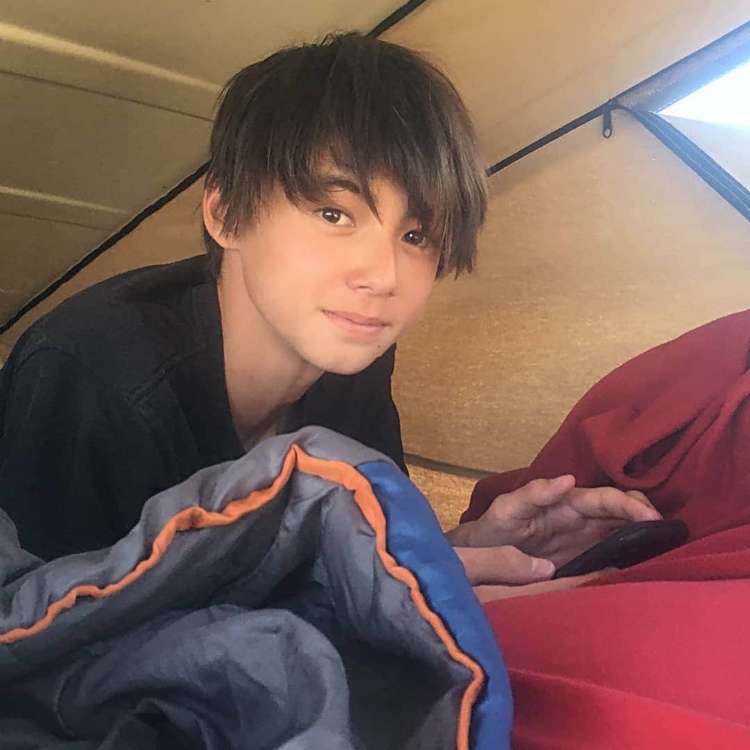 のインスタグラム：「Thank you for checking out and ordering my new calendar.  I am waiting for mine to arrive. 皆さん、カレンダーが届いたとDMやストーリーやタグ付けで教えてくださってありがとうございます😊 私達の所にも早く届かないかなぁ🎶 * * #翔 #2020 #カレンダー #届くのが楽しみ #ありがとうございます #thankyou #実は #またキャンプ中」