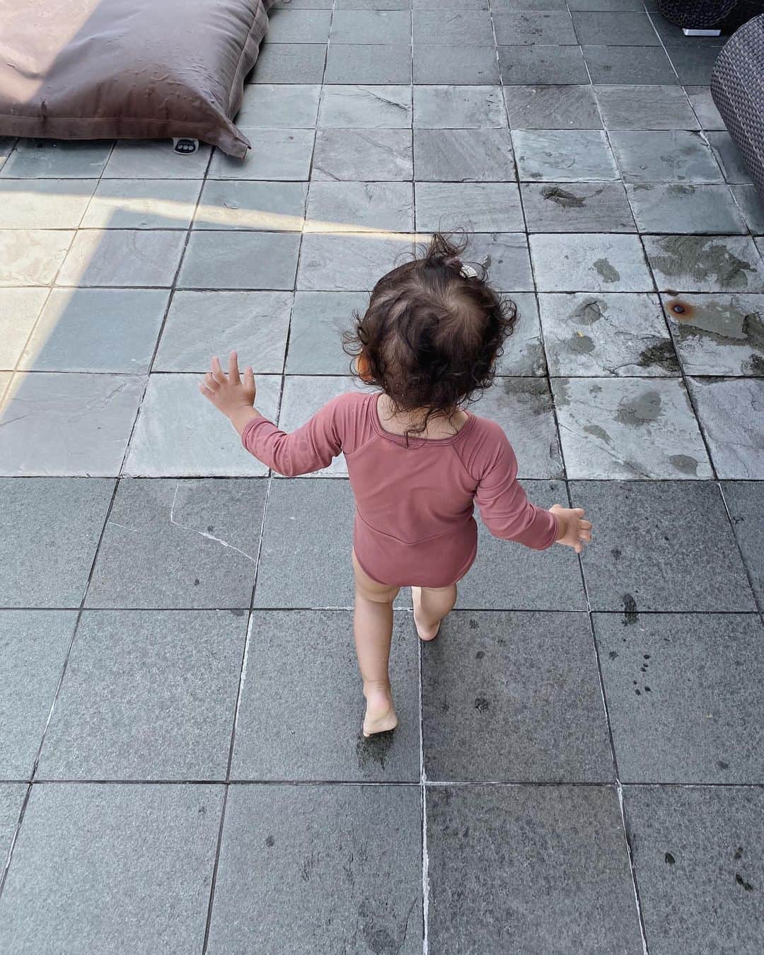 目見田早弥子のインスタグラム：「| 🍦 私は水着はRUBYの１着しか持ってへんけど 娘のは４着くらい持って行き😂... ２日目初プールでは 今年の頭くらい？に買って温存してた @daughter.co のものをやっと着せられました🍑 サイズが1yやからそろそろ危ないかな〜と思ってたけど うん、まあ、ピチピチしてんなぁくらいで なんとか大丈夫やったかな😂🙏🏻」