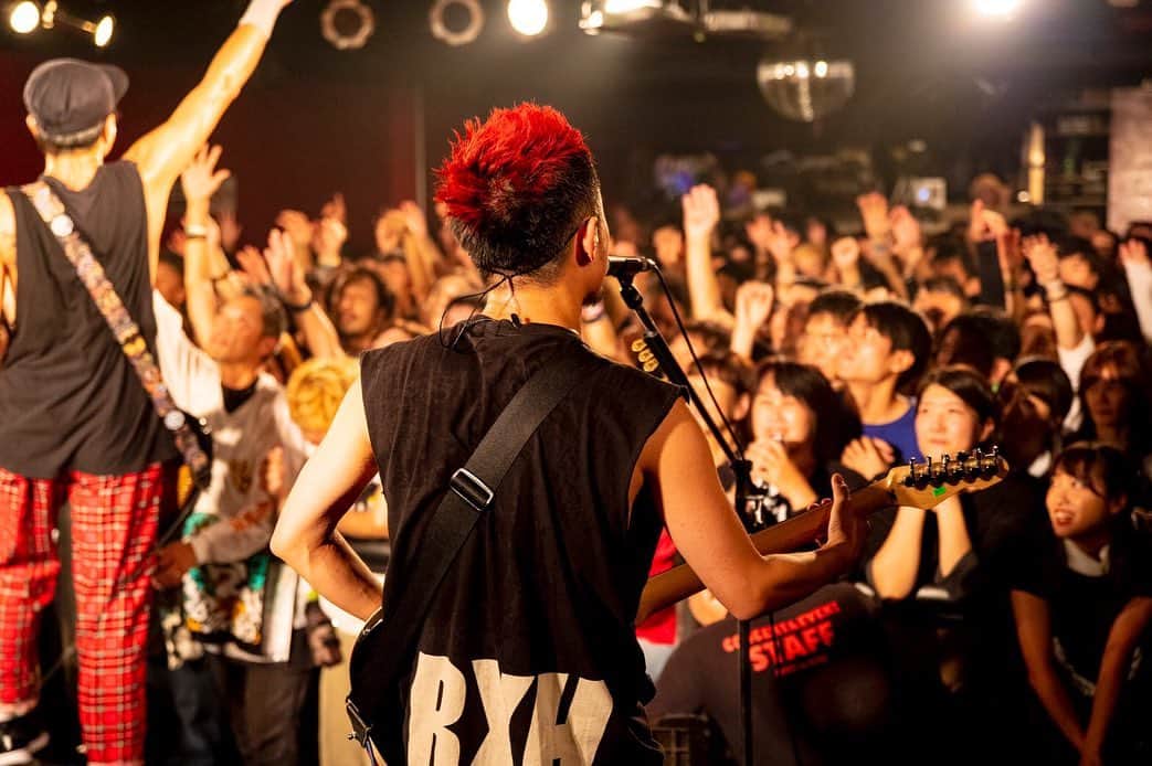 TOTALFATのインスタグラム：「スリーピースTOTALFAT初お披露目🔥 大阪アメ村DROP NAMBA69 ありがとうございました！！ photo  by @tuttini  #TOTALFAT」