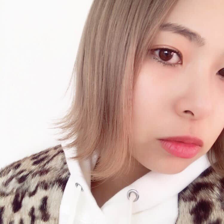 知念美加子さんのインスタグラム写真 - (知念美加子Instagram)「顔面。 ・ ・ 投稿するネタないな〜って下書きあさってたら、投稿しようと思ってたのだろう写真たちがあったのでまとめて。（雑） ・ ・ メイクもヘアアレンジも好きだけど、基本はめんどくさいと思ってる。← ・ ・ ・ ・ そんな爪の甘さがでてますね。笑 ・ ・ ・ #ヘアメイク　#めんどくさい #でも好き　#好きと性格が一致しない」10月27日 10時08分 - chinenmikako