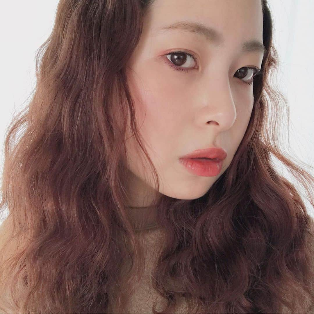 知念美加子さんのインスタグラム写真 - (知念美加子Instagram)「顔面。 ・ ・ 投稿するネタないな〜って下書きあさってたら、投稿しようと思ってたのだろう写真たちがあったのでまとめて。（雑） ・ ・ メイクもヘアアレンジも好きだけど、基本はめんどくさいと思ってる。← ・ ・ ・ ・ そんな爪の甘さがでてますね。笑 ・ ・ ・ #ヘアメイク　#めんどくさい #でも好き　#好きと性格が一致しない」10月27日 10時08分 - chinenmikako