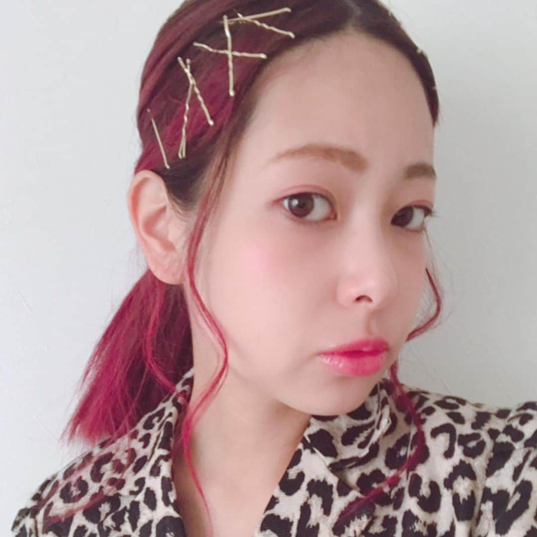 知念美加子さんのインスタグラム写真 - (知念美加子Instagram)「顔面。 ・ ・ 投稿するネタないな〜って下書きあさってたら、投稿しようと思ってたのだろう写真たちがあったのでまとめて。（雑） ・ ・ メイクもヘアアレンジも好きだけど、基本はめんどくさいと思ってる。← ・ ・ ・ ・ そんな爪の甘さがでてますね。笑 ・ ・ ・ #ヘアメイク　#めんどくさい #でも好き　#好きと性格が一致しない」10月27日 10時08分 - chinenmikako