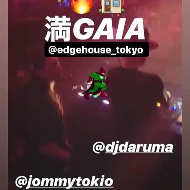 DJ DARUMAのインスタグラム：「昨夜『クラブを体験した事の無い人は クラブにどうしても"怖い"イメージがある』と ゆー話しになったのですが 近年セキュリティも 万全ですし あのフロアの体感は画面からでは味わえ ないので多くの皆さんに楽しみに来て欲しいです🙂 更に我々のパーティEDGE HOUSEは『フロアの香り』 も調香師( @si_oux )の方に常にコントロールして 頂いているのでクラブ帰りの洋服がニオイが気に なりません🌹皆さん怖いイメージありますか？？🥺 @edgehouse_tokyo」