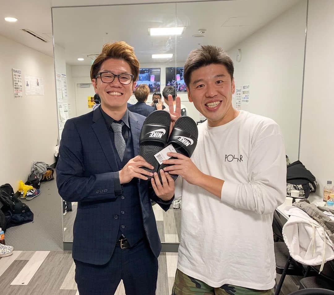のインスタグラム：「親友のうるとらブギーズからプレゼント貰いました。 佐々木くんは現れなかったですが、2人からです。 これ履いて来年もオペレーターやります。 #誕生日 #プレゼント #うるとらブギーズ #親友 #おじさん親友 #お笑い #お金 #稼ぎたい #いいね返し」