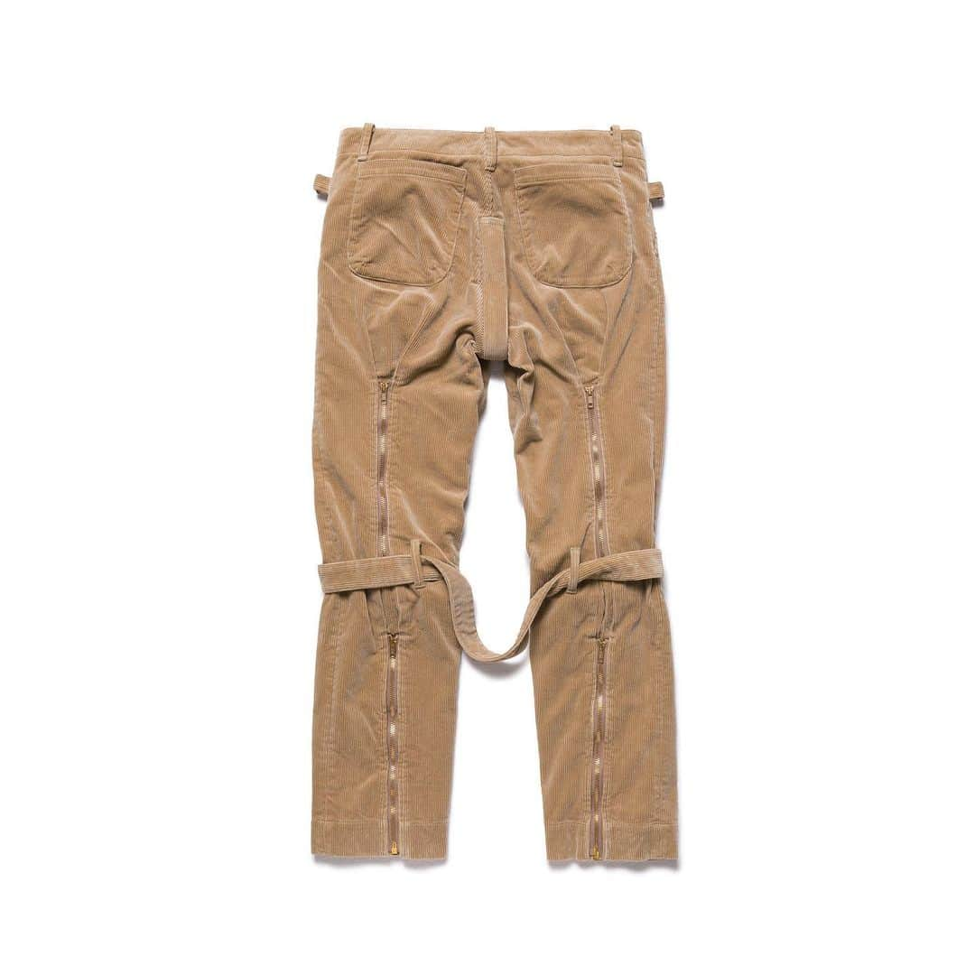 HUMAN MADEさんのインスタグラム写真 - (HUMAN MADEInstagram)「"CORDUROY ZIP PANTS" now available in store and online. www.humanmade.jp  重厚感のあるコーデュロイ素材を用いたボンテージパンツです。開閉自在のファスナーや着脱可能なベルトなど、オリジナルのディテールを取り入れています。 Bondage pants in heavy corduroy,features leg fasteners and detachable leg belt.」10月27日 10時39分 - humanmade