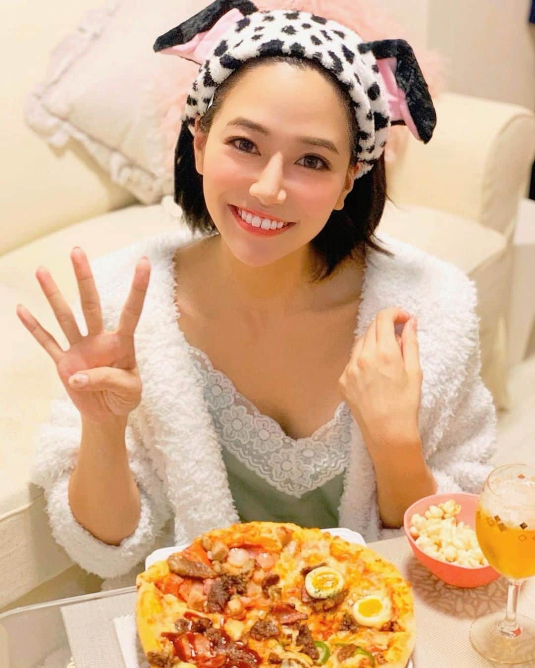 のインスタグラム：「おはよん🌞 . もうすぐハロウィン🎃🦹‍♀️🕸 . いうことで、今日あたりハロウィンパーティーをする人も多いのではないでしょうか？👻 . 私はおうちで、ドミノ•ピザを頼んでプチハロウィンパーティー🎉✨ . 最近発売したばかりの期間限定商品クワトロ・アンガスビーフを頼んだよ🍕 . ステーキでおなじみのアンガス牛が、まさかピザになるなんて🥺🥺❤️ . お肉好きにはたまらない贅沢な商品！みんなで即決で頼みました☺️🍕 . アンガスビーフを使った4種類のピザが楽しめるんだけど、どれもソースも食材も違うので、みんなで色々食べ比べできてたのしかったな〜♪♪ . やっぱりおうちハロウィンは、ピザに限る🍕🍕👻❤️ . 今なら「 #ドミノのアンガスビーフ」を付けて投稿しすると、抽選で10名様に、現金を20,000円プレゼントする企画も🎁🥺✨ . 当たるといいな〜💕✨ . みんなもぜひ参加してみてね♪ . 今日も素敵な一日になりますように💕 . @dominos_jp #ドミノピザ #pr #pizza #dominopizza #宅配ピザ #ピザ好き #肉好き #りなまるグルメ #グルメ #グルメ女子 #肉食女子 #meat #お肉 #yakiniku #肉 #焼肉 #dog #beef #犬 #チーズ #チーズ好き #cheese #ホームパーティー #ハロウィンパーティー #おうちごはん #homeparty #party #halloween #ハロウィン」