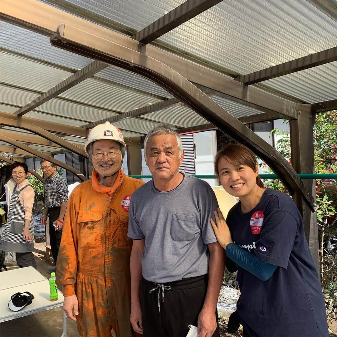 平野 早矢香さんのインスタグラム写真 - (平野 早矢香Instagram)「先日の台風に続きその後の大雨の影響もあり、多くの場所で水害被害がでています。私の地元の鹿沼市、特に旧粟野町では台風19号で多くの方が被害に遭われ、それまでの日常生活に戻れずに辛い思いをされています。 そんな中私は地元で初めてボランティアに参加しました。たくさんの方がボランティアとして集まる中、私の班は五人一組、ボランティアのプロの班長さんのもと、現場で被災者の方と相談しながら作業にあたります。 私達の班はお家の床下の泥に水を流し、泥を薄めて家の外に流していく作業。なかなか終わりの見えない作業ですが「それをやり続けるしかない」 かなり根気のいる作業です。 私は半日しかお手伝いができず申し訳ないと班長さんにお話したところ、班長さんが話してくれたことは「ボランティアはできる人ができることをやればいいんだよ。ボランティアだって無理しないこと。」班長さんは広島からご自身の車で12時間かけて鹿沼市に来て、車で寝泊まりをしながらボランティア活動をしてくださっています。 泥だらけになりながらも笑顔で班の皆さんをまとめ、そして被災者の皆さんをも笑顔にする班長さんをはじめ、チームを組ませていただいた班の皆さん色々なことを教えてくださりありがとうございました！  被災されている場所はたくさんありますが、あまり報道されない地元の鹿沼の被災地の皆さんやボランティアの皆さんからどんどん発信してほしいというご要望があり今回発信させていただくことにしました！ 鹿沼市のボランティアに参加をしていただける方がいらっしゃいましたら、写真にあります連絡先へお問い合わせをお願い致します！まだまだ復興には時間がかかると思います。ぜひみなさんのご協力をお待ちしております！！ #台風19号 #台風被害 #被災地 #栃木県 #鹿沼市 #口粟野 #被災地支援 #ボランティア」10月27日 10時55分 - sayakahirano0324