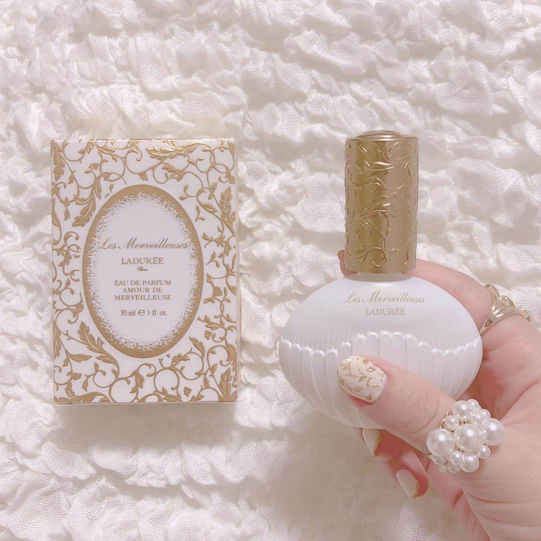 MERY BEAUTYさんのインスタグラム写真 - (MERY BEAUTYInstagram)「． 魅力UPを叶える乙女の香り♡ ． 『Les Merveilleuses LADUREE（レ・メルヴェイユーズ ラデュレ）』の新しい香水が素敵すぎる♡ 可愛いだけじゃない、ミステリアスな残り香にもうメロメロ。 アンティークガーリーなパッケージにもきゅんとしますね。 ． Les Merveilleuses LADUREE（ @lm_laduree ） オー ド パルファン アムール ド メルヴェイユーズ 30ml ￥6,500（＋tax）50ml ￥10,000（＋tax） ． photo by @moroakari_0419 . MERYでは他にも「かわいい」に近づくさまざまな情報を発信しています。 @mery.jp かわいいに近づく情報をたっぷりご紹介！ @mery_spot 話題のカフェやお出かけスポット情報をお届け♡ こちらもぜひチェックしてみてください！」10月27日 11時00分 - mery.beauty