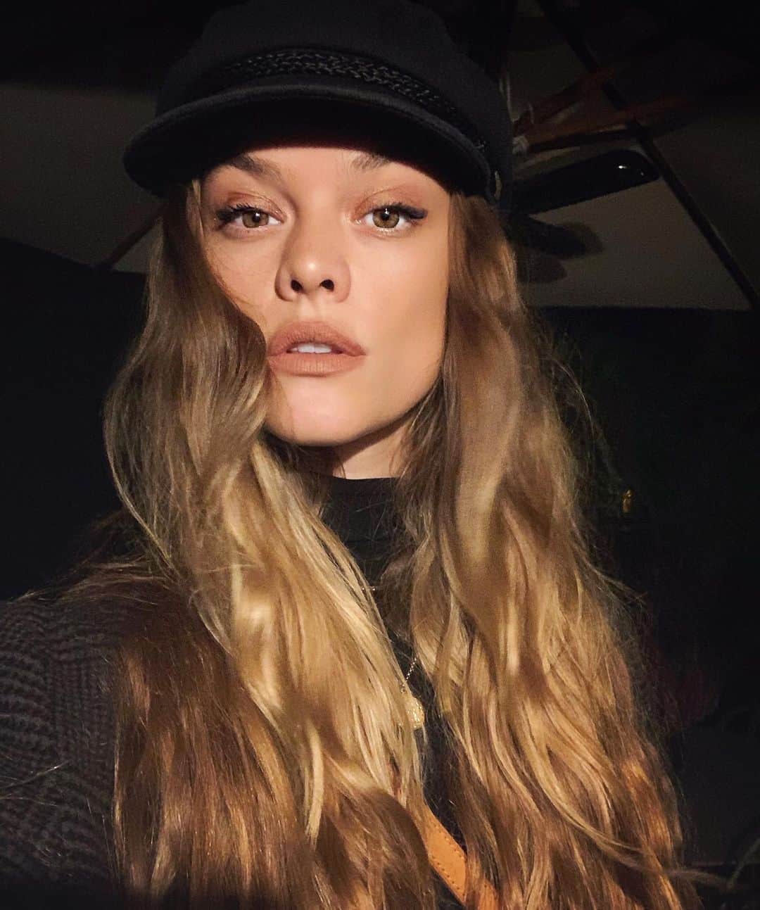 ニーナ・アグダルのインスタグラム：「Good night, sleep tight, hope the bedbugs don’t bite 🖤」