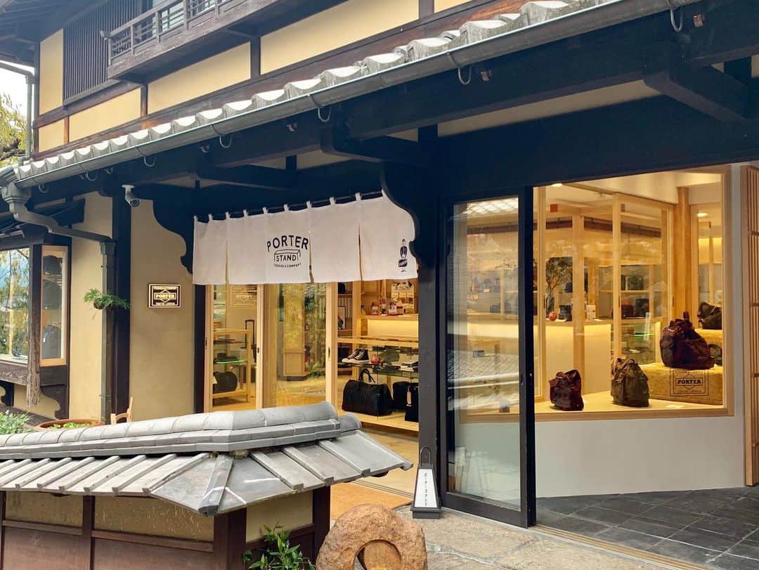 PORTER STANDさんのインスタグラム写真 - (PORTER STANDInstagram)「本日、『PORTER STAND KYOTO』がオープンしました。  3号店目の「KYOTO」は、京都を代表する観光地・清水寺に通じる産寧坂にあり、店内はその景観に寄り添うように日本の古くから用いられてきた天然素材で仕上げた落ち着いた空間です。清水の風情や四季を感じられる高感度でありながらカジュアルに立ち寄っていただけるお店です。  吉田カバンの定番アイテムはもちろんのこと、独自にセレクトした雑貨などを豊富に取り揃えています。さらに、オープンを記念して製作したPORTER STANDオリジナルアイテムや、スペシャルなコラボレーションアイテムなども多数ご用意しております。  是非、この機会に新しい「PORTER STAND」の世界観をお楽しみください。スタッフ一同、皆様のご来店を心よりお待ちしております。  We are happy to announce that we have just opened PORTER STAND KYOTO today.  Its 3rd shop, “KYOTO” is located in a Kyoto’s iconic area, Sanneizaka, a path to Kiyomizudera. The luxury yet relaxing interior uses Japan’s traditional material to match the landscape.You will feel the atmosphere of Kiyomizu and the beautiful scenery of each season.  There will be curated various of accessories along with PORTER best-selling bags. We will also have PORTER STAND special items and collaboration products to celebrate the opening.  Please come and enjoy this new PORTER STAND.  We are looking forward to having you all.  #吉田カバン #ポーター #yoshidakaban #porter #luggagelabel #porteryoshida #porterflagshipstore #madeinjapan #japan #porterstand #shinagawa #tokyo #kyoto #kiyomizudera #sannenzaka #村上隆 #pokemon #pikachu」10月27日 11時03分 - porter_stand