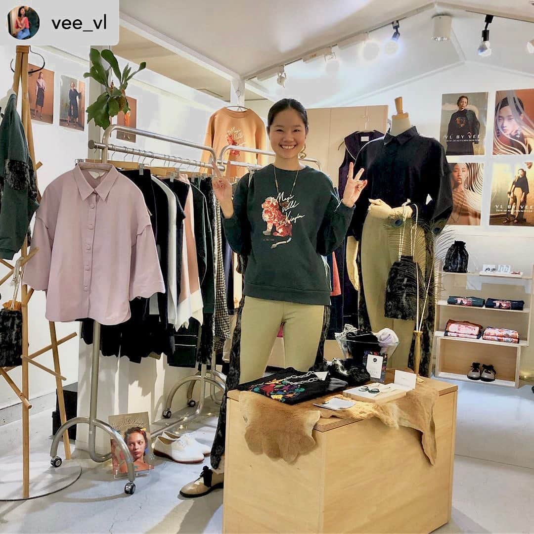 のインスタグラム：「@vlbyvee in OSAKA デザイナーの@vee_vl 久々大阪に来てるよ みんな遊びに来てね 【🇯🇵Osaka】“nezu + VL BY VEE / POP UP SHOP” 🗓 2019.10.23(wed)-29(tue) 📍阪急うめだ本店 10Fうめだスーク 中央街区 イベント8 @hankyu_souq 営業時間： 【日～木】10:00-20:00 【金・土】10:00-21:00 【最終日】10:00-17:00」