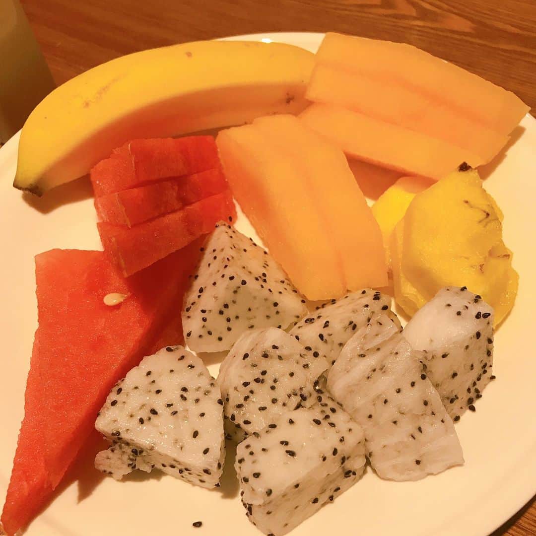 水木一郎さんのインスタグラム写真 - (水木一郎Instagram)「朝食のデザートはフルーツの盛り合わせ。昨日のMCの郭さんと米倉千尋ちっひーに会ったZ! ちなみに堀江ミッチは今起きたってLINE来た（笑） #広州  #朝食  #MC郭さん #米倉千尋 #水木一郎」10月27日 11時22分 - ichiromizuki
