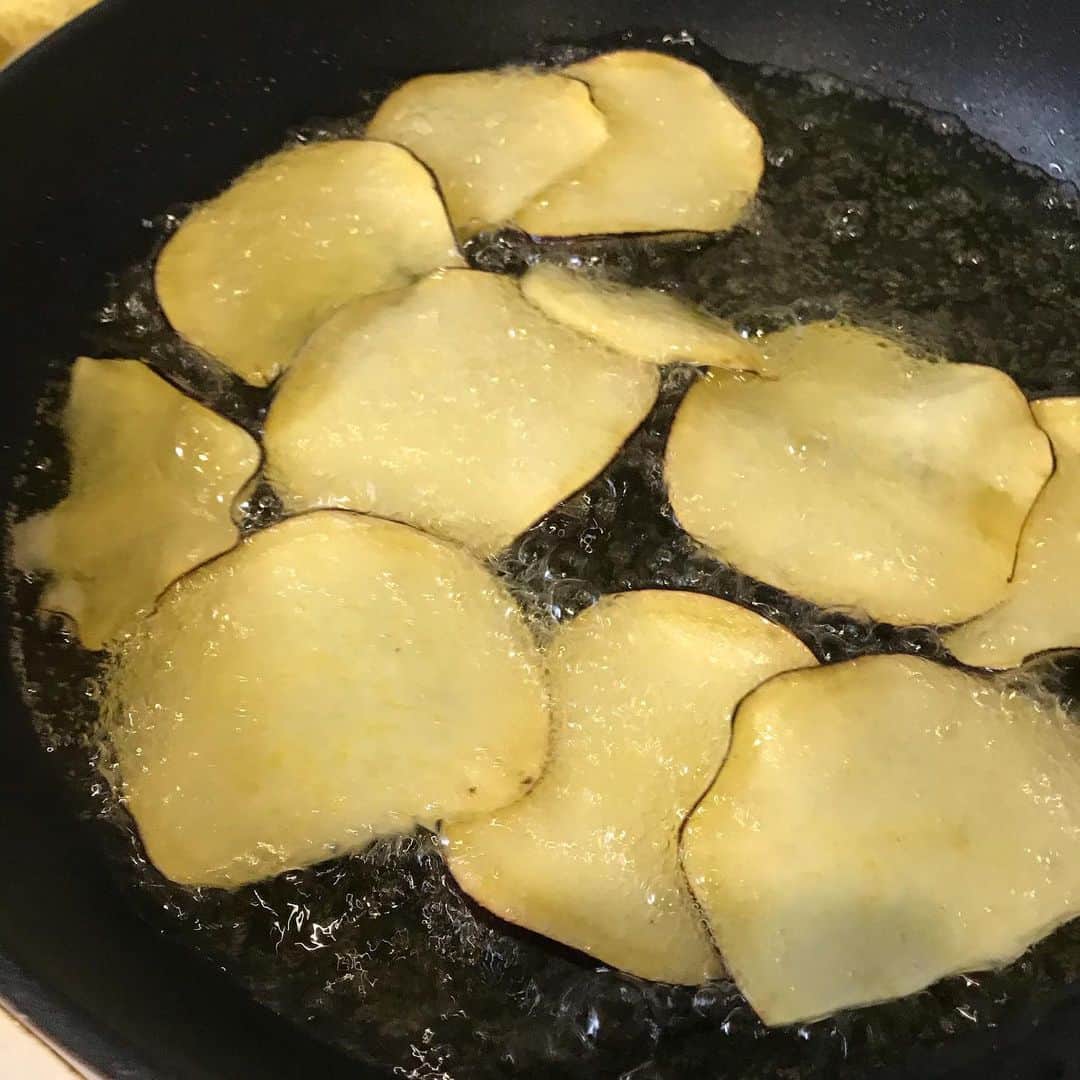 小泉里子さんのインスタグラム写真 - (小泉里子Instagram)「夕食の後のおやつは サツマイモチップス。 あ〜芋が好きです。 #里子飯」10月27日 11時14分 - satokokoizum1