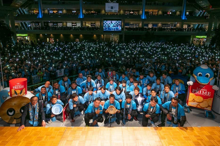 脇坂泰斗さんのインスタグラム写真 - (脇坂泰斗Instagram)「ルヴァン杯初優勝  川崎フロンターレの歴史を塗り替えることが出来て大変嬉しく思います！ サポーターの皆さんも沢山の声援で後押しして下さりありがとうございます😊 そしておめでとうございます！ 皆さんと共に喜べて本当に幸せです！！ またチームメイト、先輩には何度も助けてもらい本当に感謝しかないです。 ここからもっともっと強くなって、チームを勝たせれる選手になれるように頑張っていきます。  まだ今シーズン試合があります。一緒に戦いましょう！！ #川崎フロンターレ #frontale  #ルヴァン杯」10月27日 11時17分 - yasuto_wakizaka