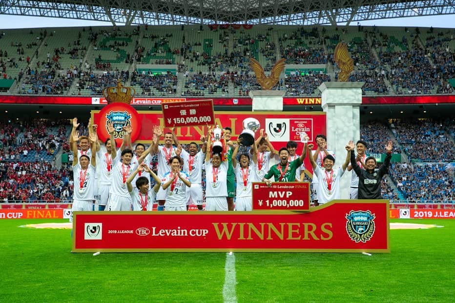 のインスタグラム：「ルヴァン杯初優勝  川崎フロンターレの歴史を塗り替えることが出来て大変嬉しく思います！ サポーターの皆さんも沢山の声援で後押しして下さりありがとうございます😊 そしておめでとうございます！ 皆さんと共に喜べて本当に幸せです！！ またチームメイト、先輩には何度も助けてもらい本当に感謝しかないです。 ここからもっともっと強くなって、チームを勝たせれる選手になれるように頑張っていきます。  まだ今シーズン試合があります。一緒に戦いましょう！！ #川崎フロンターレ #frontale  #ルヴァン杯」