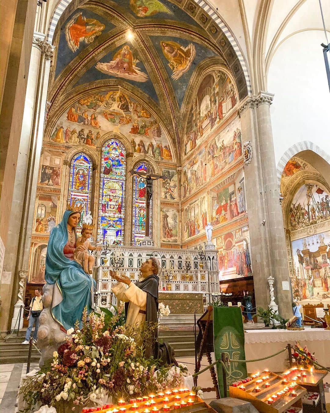 林弓束さんのインスタグラム写真 - (林弓束Instagram)「カプリ島をでてフィレンツェへ。 お友達ご夫妻と合流しました。 イタリアでは沢山教会みましたが #サンタマリアノヴェッラ教会  美しかった〜⛪️✨ ヨーロッパの教会は桁が違いますね。 6枚目は#サンタマリアノヴェッラ薬局  いい香りで溢れてました✨ そして、7枚目8枚目は 第三日曜日だったから たまたま行けた蚤の市✨ アンティークな素敵な食器など たくさんありました✨ . . . .  #イタリア旅行  #新婚旅行　#ハネムーン　#イタリア  #フィレンツェ　#ヨーロッパ　#サンタマリアノヴェッラ #yzktrip」10月27日 11時24分 - hayashiyuzuka