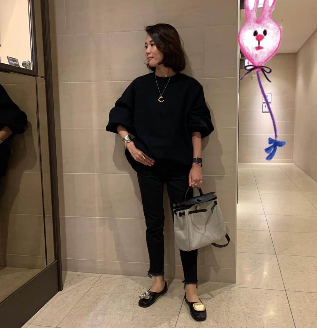 liiiiche23のインスタグラム：「・ ・ 先日のオレンジBOXの中身は… こちらのエールバッグ🧸✨ 復刻版のエールバッグジップは 全部外縫いだったみたいなのですが、こちらは内縫い🥺 コロンのした形とキャンバス部分の模様が可愛くて🥺 （柄がほとんど見えてない笑） そしてお気に入りの #deuxiemeclasse のスウェットが可愛すぎて、いつもよりたくさんの投稿お許しください🙏 ・ ・ #code #coordinate #fashion #ootd #outfitoftheday #outfit #dailylook #dailylook_jp #dailylook_japan #instafashion #instalook #deuxiemeclasse #ドゥーズィエムクラス #stunninglure #スタニングルアー #hermes #hermesbag #エルメス #エールバッグ #エールバッグジップ #tiffany #tiffanyandco #スプリットカフ #applewatch #アップルウォッチ」
