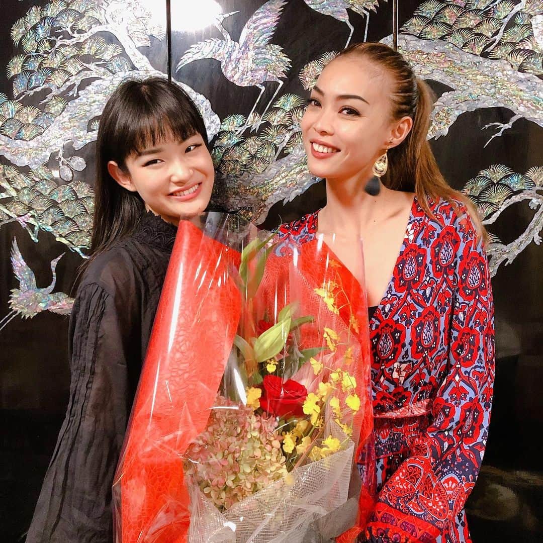 美馬寛子のインスタグラム：「Pretty flower from 2019 girls to Ako💐💐 ﻿ ﻿ @__ako_kamo__ @missuniversejapan ﻿ Thank you for coming @mmeegguumm @manomi_nemoto @reyna_ozawa @marie_ogawa_ @saori_okubo_ @tamae_honma @_karen.furukawa﻿ ﻿ ﻿ ﻿  #missuniverse #missuniversejapan #ミスユニバース#ミスユニバースジャパン」