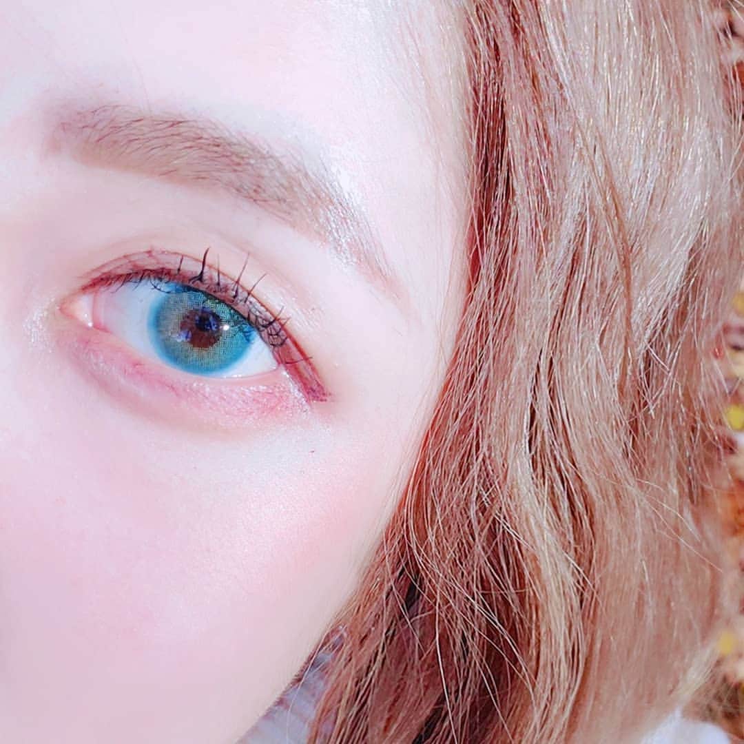 ひかりんのインスタグラム：「New favorite Natural blue lenses ! [ ACME Blue ] from @vceebeauty They are super hydrating and comfy , not to mention vivid colors 😊 I highly recommend them」