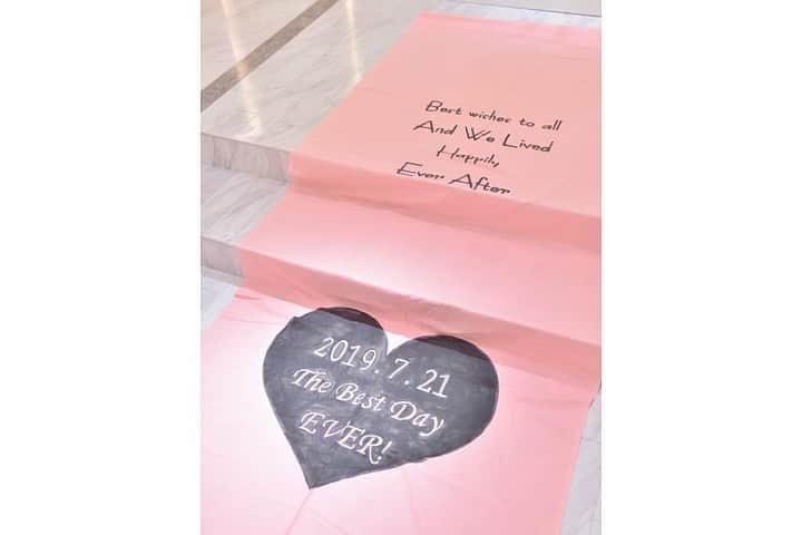 ゼクシィさんのインスタグラム写真 - (ゼクシィInstagram)「【DIYとは思えない😳！ハイクオリティすぎるPINKのアイルランナー💓】 . 今回は、#ゼクシィ2019 のハッシュタグをつけて 投稿頂きました中から 新郎新婦手作りの"アイルランナー"をご紹介🎵 このクオリティがDIYだなんてすごすぎる🤭？！ .  アイルランナーは、布製のバージンロードのこと☺️ バージンロードは花嫁が生まれてから これまでの人生を表すといわれています✨ 幼いころからの出来事を思い出しながら 新郎のもとへと歩む特別な道だからこそ、 がんばってDIYしてみたいですよね😋🎵 . 自分たちで作ったアイルランナーの上を 一歩一歩、思い出を振り返りながら歩んでいくだなんて とってもロマンチック🥰 . アイルランナー演出に興味のあるプレ花嫁さんは ぜひチェックしてみてくださいね☝️❣️ . @manaka_wd さま . . +♥+:;;;:+♥+:;;;:+♥+:;;;:+♥+:;;;:+♥+:;;;:+♥ . プロポーズから結婚式まで素敵なお写真募集中！ . ゼクシィ公式アカウントでお写真を紹介してみませんか？ 【#ゼクシィ2019】 を付けて投稿してください📷💎 . +♥+:;;;:+♥+:;;;:+♥+:;;;:+♥+:;;;:+♥+:;;;:+♥ . ▼花嫁さんダウンロード数No.1 ゼクシィアプリはURLから👰💍 @zexyrecruit . . #ウェディング演出#ブライダル演出#結婚式演出#披露宴演出#やってよかった演出 _ #花嫁diy#結婚式演出アイテム#フォトウェディング#ウェディング小物#ウェディングフォト#チャペル#前撮り準備#当日レポ#披露宴レポ _ #全国のプレ花嫁さんと繋がりたい#日本中のプレ花嫁さんと繋がりたい#2019冬婚#2019秋婚#アイルランナーdiy#アイルランナー手作り#結婚準備#結婚式準備#アイルランナー#tg花嫁 _ #アーフェリーク迎賓館大阪#ゼクシィ#ちーむゼクシィ#プロポーズされたらゼクシィ」10月27日 11時54分 - zexyrecruit