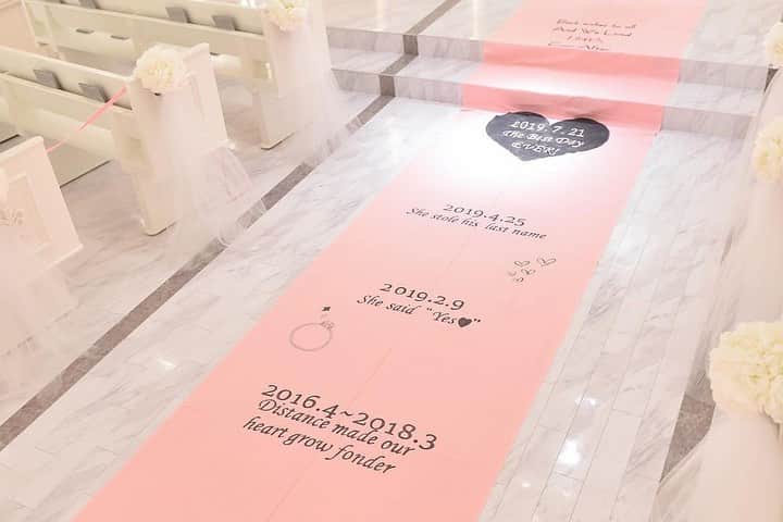 ゼクシィさんのインスタグラム写真 - (ゼクシィInstagram)「【DIYとは思えない😳！ハイクオリティすぎるPINKのアイルランナー💓】 . 今回は、#ゼクシィ2019 のハッシュタグをつけて 投稿頂きました中から 新郎新婦手作りの"アイルランナー"をご紹介🎵 このクオリティがDIYだなんてすごすぎる🤭？！ .  アイルランナーは、布製のバージンロードのこと☺️ バージンロードは花嫁が生まれてから これまでの人生を表すといわれています✨ 幼いころからの出来事を思い出しながら 新郎のもとへと歩む特別な道だからこそ、 がんばってDIYしてみたいですよね😋🎵 . 自分たちで作ったアイルランナーの上を 一歩一歩、思い出を振り返りながら歩んでいくだなんて とってもロマンチック🥰 . アイルランナー演出に興味のあるプレ花嫁さんは ぜひチェックしてみてくださいね☝️❣️ . @manaka_wd さま . . +♥+:;;;:+♥+:;;;:+♥+:;;;:+♥+:;;;:+♥+:;;;:+♥ . プロポーズから結婚式まで素敵なお写真募集中！ . ゼクシィ公式アカウントでお写真を紹介してみませんか？ 【#ゼクシィ2019】 を付けて投稿してください📷💎 . +♥+:;;;:+♥+:;;;:+♥+:;;;:+♥+:;;;:+♥+:;;;:+♥ . ▼花嫁さんダウンロード数No.1 ゼクシィアプリはURLから👰💍 @zexyrecruit . . #ウェディング演出#ブライダル演出#結婚式演出#披露宴演出#やってよかった演出 _ #花嫁diy#結婚式演出アイテム#フォトウェディング#ウェディング小物#ウェディングフォト#チャペル#前撮り準備#当日レポ#披露宴レポ _ #全国のプレ花嫁さんと繋がりたい#日本中のプレ花嫁さんと繋がりたい#2019冬婚#2019秋婚#アイルランナーdiy#アイルランナー手作り#結婚準備#結婚式準備#アイルランナー#tg花嫁 _ #アーフェリーク迎賓館大阪#ゼクシィ#ちーむゼクシィ#プロポーズされたらゼクシィ」10月27日 11時54分 - zexyrecruit