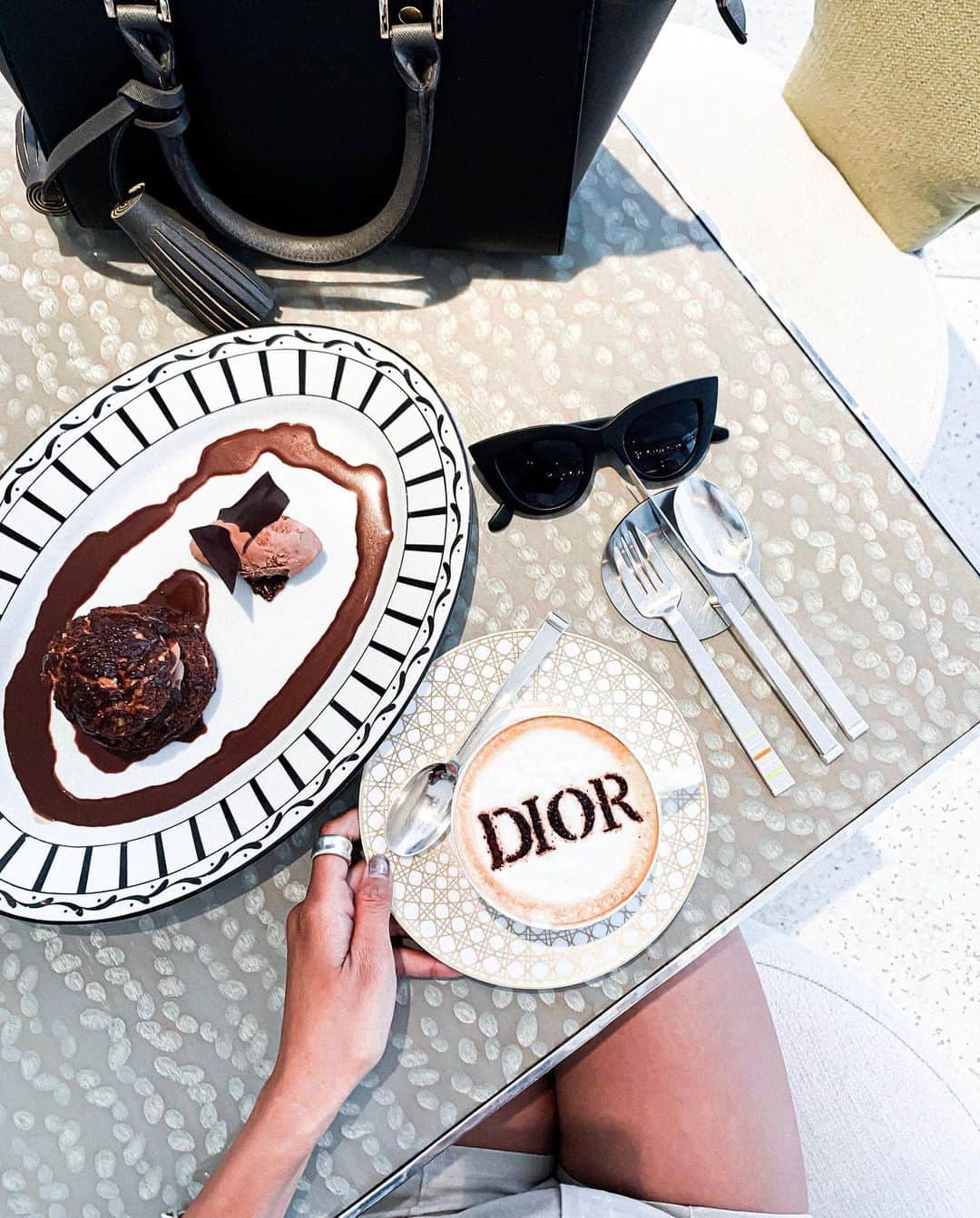 島野ミキさんのインスタグラム写真 - (島野ミキInstagram)「・ ・ 📍Cafe Dior soul さすがの#Dior 💍 料理もお店の作りもオシャレで可愛い💕 ただただDiorなだけの値段でもある😂w コーヒー、ケーキ2つ頼んで¥6000いかないくらいだったっけw テラス席目当てで行ったんだけど風が強くて テラスやってなくて残念🤦‍♀️ #soul に行った際には行くべし✨ ・ ・ #韓国カフェ#韓国#Korea#soulcafe #グルメ#食レポ#食べログ#韓国グルメ#食べ歩きの旅 #restaurant#tee#teetime #gourmet#trip#tripadvisor#travel#traveler#lifestyle」10月27日 12時05分 - miki_shimano