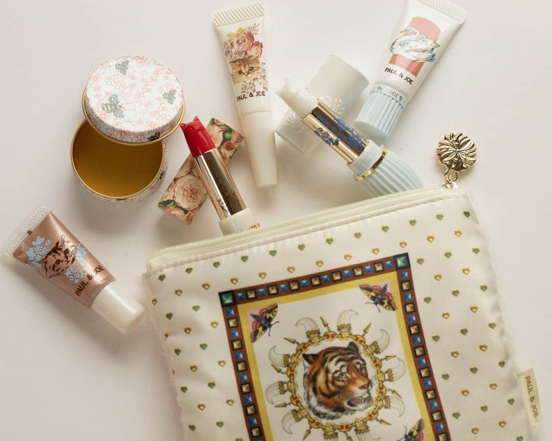 のインスタグラム：「・⠀ Count down the days to Christmas with us by giving yourself a gift each day. ⠀ ⠀ As the month progresses, you’ll have more goodies to throw in your bag and take along with you on a snow-filled adventure to bring in the new year♪⠀ ⠀ ■PAUL & JOE MAKE UP COLLECTION 2019⠀ Available from 11/1(Fri)⠀ ⠀ *Check your local market for availability*⠀ ⠀ #PaulandJoe #paulandjoebeaute #ポールアンドジョー #ポールアンドジョー #クリスマスコフレ #クリスマスコフレ2019 #アドベントカレンダー #限定コスメ #猫 #猫コスメ #happyholidays #Christmas #adventcalendar #catofinstagram #holidaymakeup #holidaycollection #holidaygifts #holiday #gift #ギフト #クリスマス #LetitSnow」