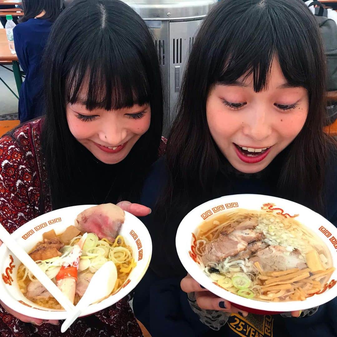 トミタ栞さんのインスタグラム写真 - (トミタ栞Instagram)「#くーちゃんと #大つけ麺博 行ったら #カンカン さんおって びっくりして吐血しそうやったけど笑顔で写真撮れた♡ (#全力じじぃ)(#sakusaku)  東京で #バッタリ遭遇 ってありえなそうで結構あるのな  スクランブル交差点とかでも知り合いすれ違ったこと何回かある。 「あ！あーー！ えーーーー！またぁ〜」 で終わるけどw  #あゆみくりかまき #くりか #私の天使  あ、私のは言い過ぎましたごめんなさい。みんなの、いや、国の天使。 #八重歯最高 #声優しい  #ゴールデンタイガー #TKM #山形屋 #中華そば」10月27日 12時03分 - tomita_shiori