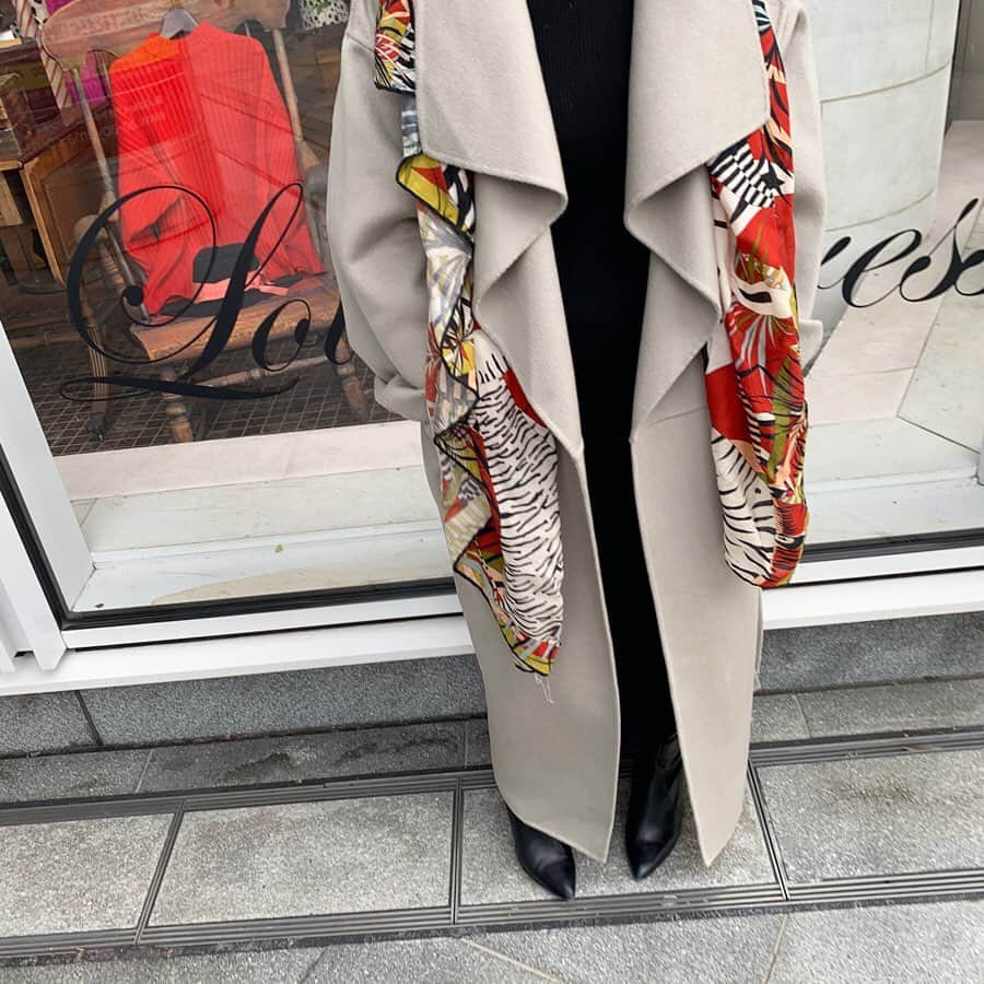 Loungedress officialさんのインスタグラム写真 - (Loungedress officialInstagram)「.﻿ 大きな襟と深いスリットが特徴的なコート。﻿ デザイン性がしっかりありながら、コーディネートをまとめやすいグレーの色味が上品です。﻿ ﻿ @toteme﻿ スウェーデンのファッションブロガー、エリン･クリングとカール･リンドマンが2014年にスタートさせたブランド。 ﻿ ﻿ ﻿ #totem #トーテム﻿ #loungedress#ラウンジドレス  #コート#coat#fashion#スカーフコーデ」10月27日 12時16分 - loungedress