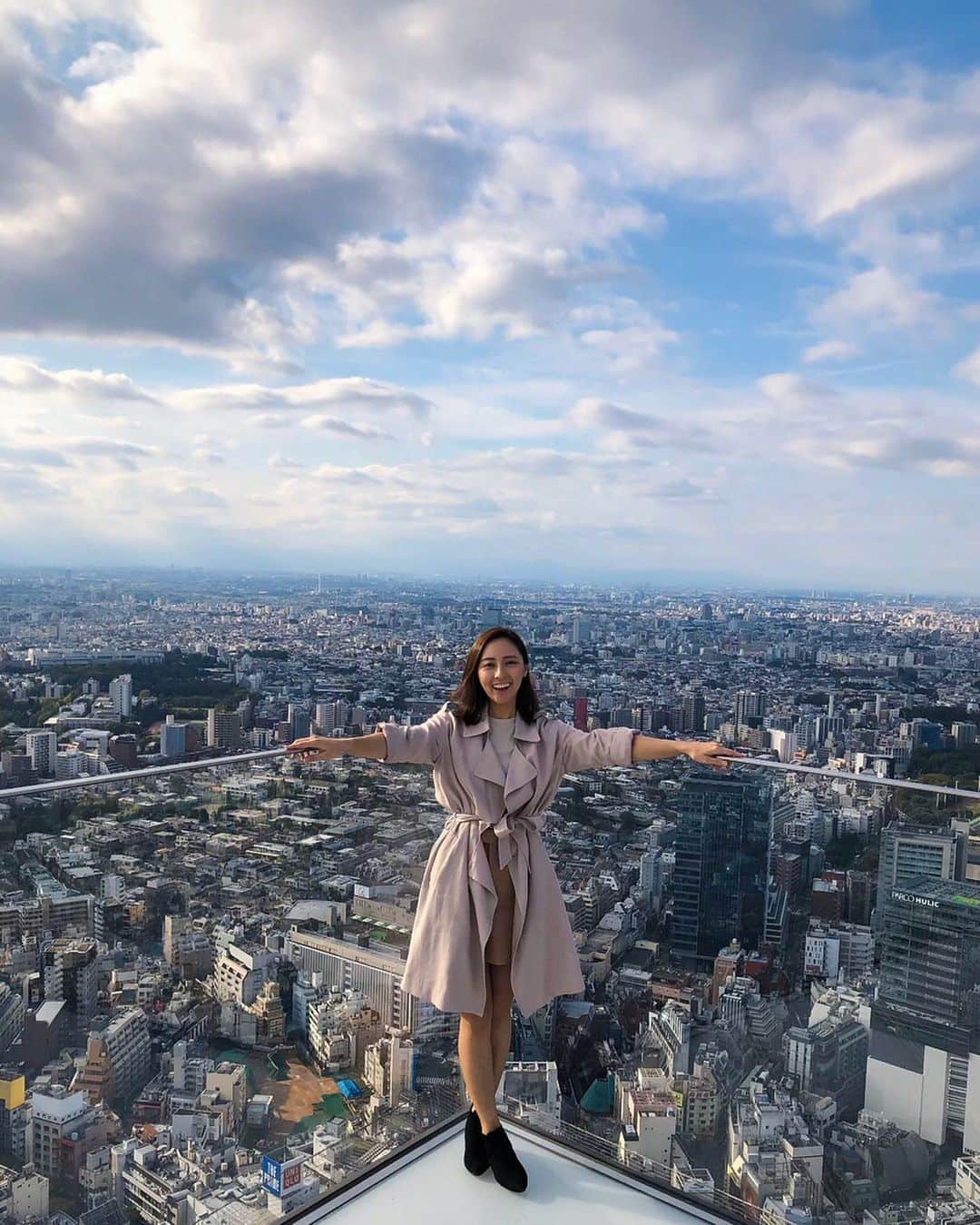 東美樹さんのインスタグラム写真 - (東美樹Instagram)「Tokyo🇯🇵🗼🖤 目まぐるしく変わりゆく渋谷。 11/1オープンの渋谷スクランブルスクエアの内覧会へ行ってきました。 渋谷で最も高い建物になるみたい。 ルーフトップ、芝生もあってとーっても広い！ 心が解き放たれました😆🥰✌🏽 お洒落で洗練された街へ変化する渋谷が大好きだ！ 楽しかった♡ #shibuyascramblesquare #Shibuya #Tokyo2020 #Japan #Japantrip #渋谷スクランブルスクエア #渋谷 #東京 #高層ビル #良い日」10月27日 23時14分 - mikko.36___