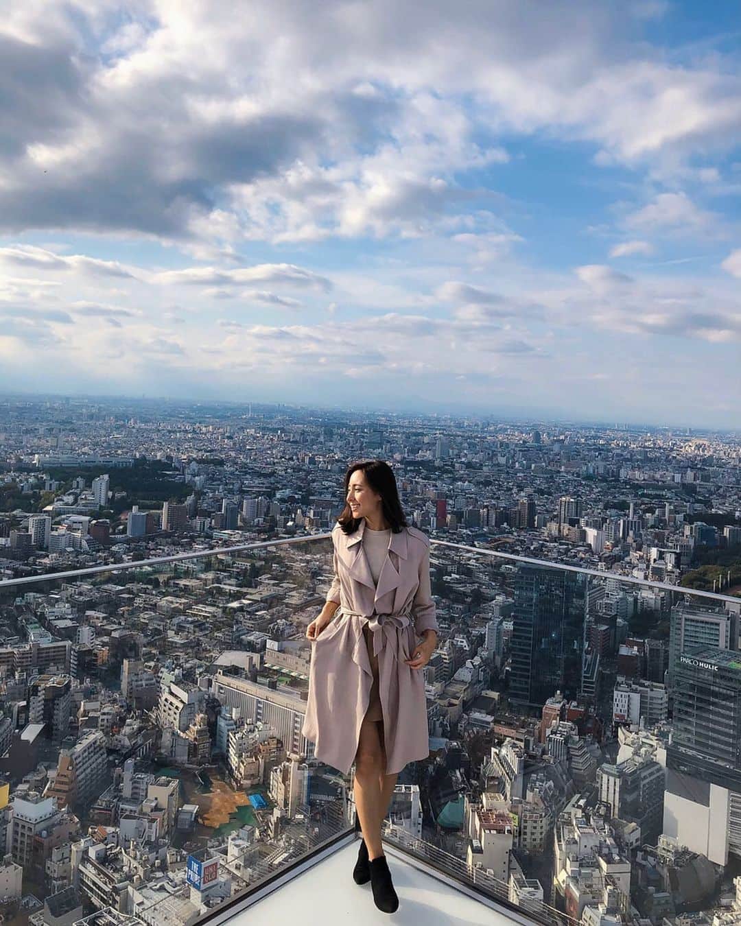 のインスタグラム：「Tokyo🇯🇵🗼🖤 目まぐるしく変わりゆく渋谷。 11/1オープンの渋谷スクランブルスクエアの内覧会へ行ってきました。 渋谷で最も高い建物になるみたい。 ルーフトップ、芝生もあってとーっても広い！ 心が解き放たれました😆🥰✌🏽 お洒落で洗練された街へ変化する渋谷が大好きだ！ 楽しかった♡ #shibuyascramblesquare #Shibuya #Tokyo2020 #Japan #Japantrip #渋谷スクランブルスクエア #渋谷 #東京 #高層ビル #良い日」
