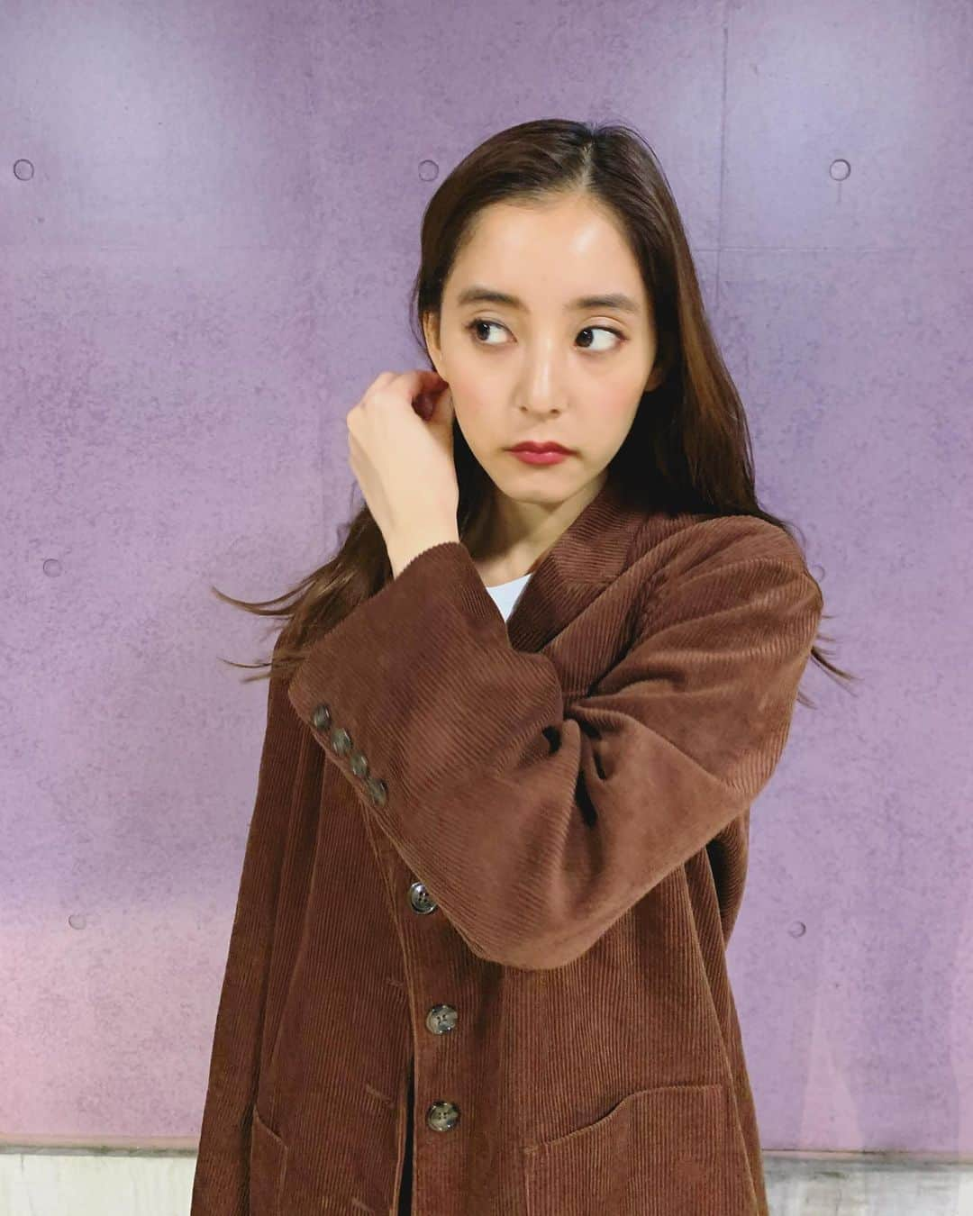 新木優子さんのインスタグラム写真 - (新木優子Instagram)「私服  jacket : @sly_official  Tshirt : @lacoste  bottom : @sly_official  shoes : @drmartens_japan  bag : @dior  コーデュロイのセットアップがとにかく可愛い🤤❤️ #fashion #mystyle」10月27日 23時15分 - yuuuuukko_