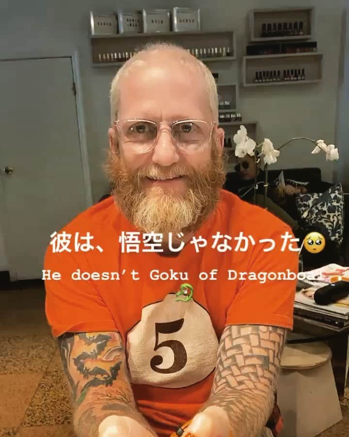 北欧ネイルサロンのインスタグラム：「ニューヨークのサロンに悟空みたいな格好した人がやって来たので、「あなたは悟空ですか？」って聞いたら「what?」って🥺ドラゴンボール知ってる？日本の漫画だよ。って言ったら、「I don’t know」って😂ただのハロウィンパーティにトゥナイト行く人だった🤣彼は慎重に色を選んでいました😆中指のショッキングピンクがポイント(個人的にw)悟空であって欲しかった😗悟空の5(ゴ)かなって思った😂オレンジ色の人みたら悟空って思うのはやめよう🤣🐲 . Suddenly the man appeared who looks like Goku of cartoon Dragonboal . And I asked him are you Goku? Unfortunately he doesn’t Goku and he doesn’t know about that. He just gonna Halloween party tonight. He selected his color carefully.And the point of this design is shocking pink of middle finger😙I guess...! I’ll be careful when I discovered the orange T-shirt men then i should stop thinking he must be Goku🤣Because I love Gokuuuuu so much😍 .  突然，那個男人出現了，看起來像是日本動畫片Dragonboal的悟空。我問他你是悟空嗎？ 不幸的是，他不是悟空，他對此一無所知。 他只是今晚要去參加萬聖節派對。 他仔細選擇了顏色，這個設計的重點是令人震驚的中指粉紅色，我想...！ 當我發現橙色T恤衫的男士時要小心，然後我應該停止以為他一定是悟空。因為我非常喜歡悟空😝 . #悟空 #オレンジネイル #dragonboal #newyorknails #nycnails #gelnails #handpainted #nailart  #光療 #凝膠指甲 #光療指甲 #凝膠 #光療凝膠  #手繪 #naildesign #美甲工作室 #手繪光療 #凝膠美甲 #naildesign #japanesenail #美甲設計」