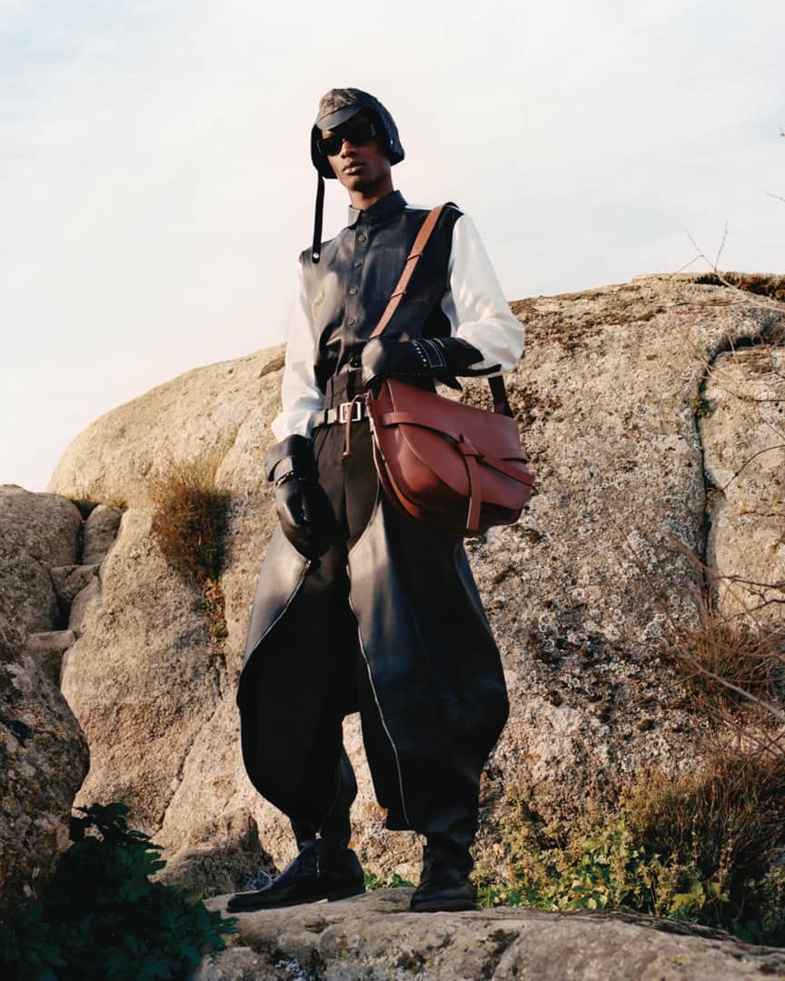 Loeweさんのインスタグラム写真 - (LoeweInstagram)「The #LOEWEFW19 Mens collection, which had its runway debut in Paris last January, used the historic locations of Piedra del Rey Moro and Museo de Santa Cruz in the Spanish city of Toledo as its picturesque backdrop for the latest hardcover look book. Creative Direction @jonathan.anderson and @mmparisdotcom Photography @tylersphotos Styling @benjaminbruno_ #LOEWE」10月27日 21時50分 - loewe