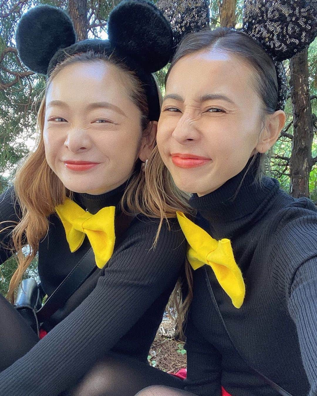 岩渕加恵さんのインスタグラム写真 - (岩渕加恵Instagram)「🐭 ❤️ 🐭 僕たち、ついに年間パスデビューしちゃいました✌️✨✨ なんかこのリボンとこの顔が漫才コンビっぽさ満載で 腹立つけど許してぇ〜な〜wwwww😂 . これからいっぱい遊びに行こうねっ🏰💓💓💓 #夢の国 #ディズニーランド #ミッキーコーデ #凸凹コンビ #ついに年間パスデビュー ♡ #行きたくなったらみんな誘ってね ♡ #仲間募集中 ♡」10月27日 21時52分 - kae0113