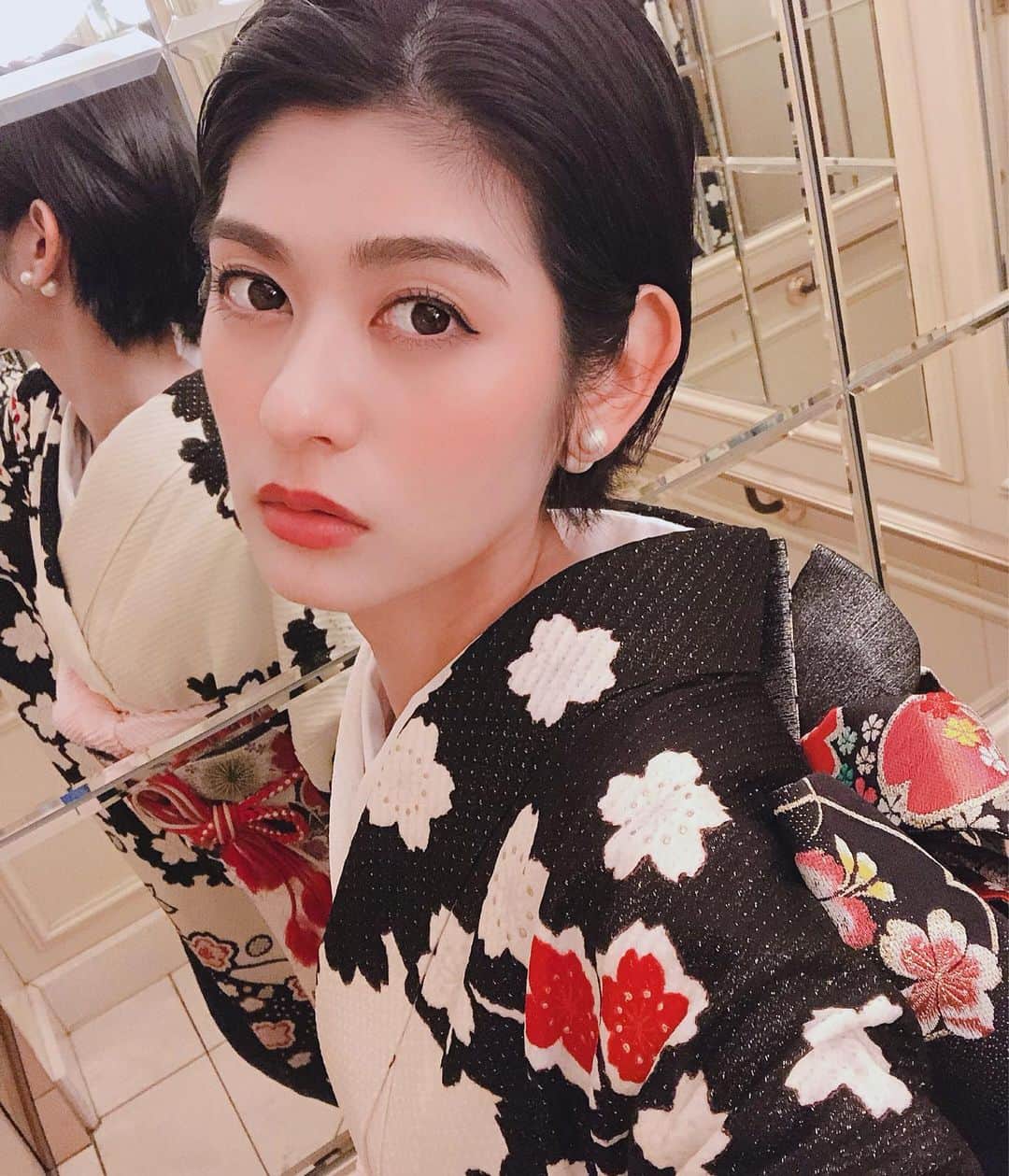 石井美絵子さんのインスタグラム写真 - (石井美絵子Instagram)「お着物へ袖を通す 20歳以来の自分の振袖。 #着物 #振袖」10月27日 21時47分 - mikako.ishii
