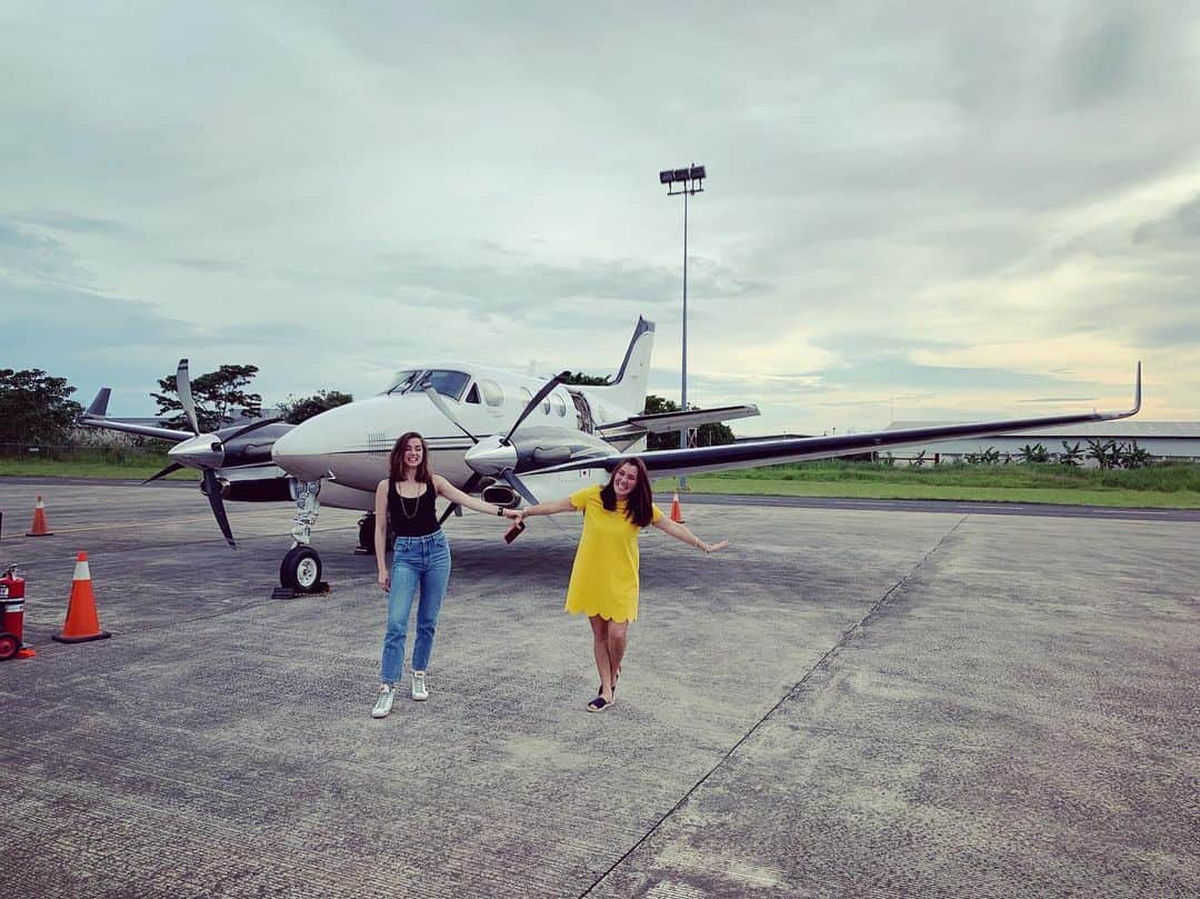 アナ・デ・アルマスのインスタグラム：「Finally reunited with my best friend and heading to paradise! 🌴☀️🐒」