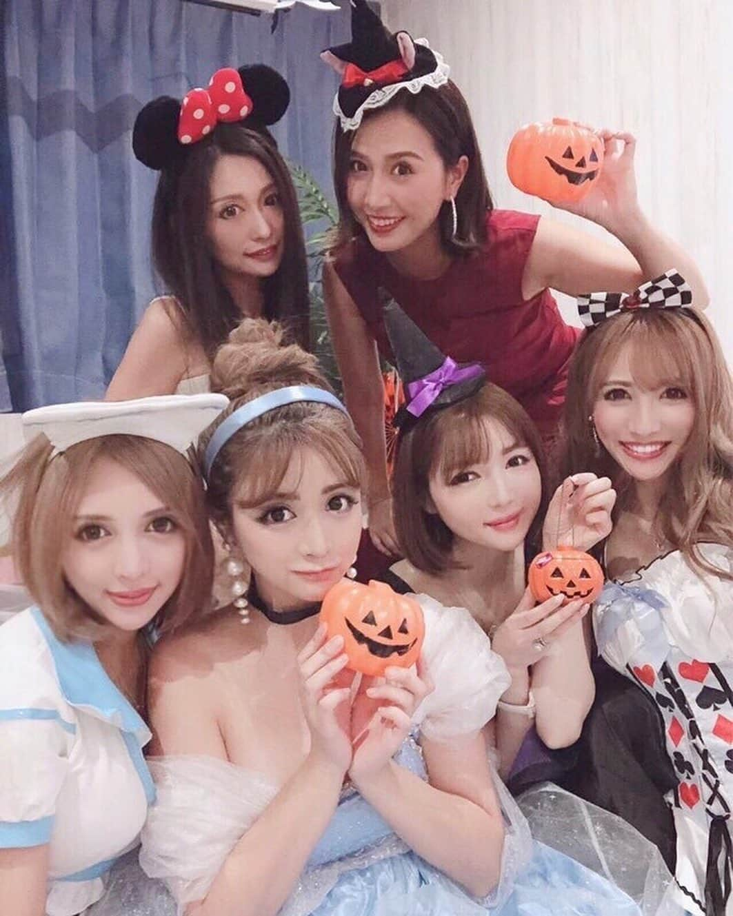 寿リリカさんのインスタグラム写真 - (寿リリカInstagram)「♡ ママモデル会🎃Halloween🎃＆ゆうかちゃん🎂birthday surprise🎂💕💕 ♡ ゆうかちゃんはいつも優しいお姉ちゃんで大好きなの❤️😍奇跡の40歳✨✨ゆうかちゃんみたいに素敵に歳を重ねたい💓 ♡ partyroomは @happyspaceshare キッズスペースでおもちゃやTVもあってこどもを遊ばせながらママ達も楽しめてよかったぁ🎶💓 ♡ birthdaycakeとHalloweencakeは @juli_sasa さんが可愛く作ってくれてキュンキュンしちゃいました🎂🎀まぁるい可愛い飴の飾りも食べられて娘はとっても気に入ってたよ🍭🍬 ♡ Halloween dinnerは @labgarage 🍽👻🥂大人用と子供用のメニューも作ってくださりみんな感激でした😍✨Halloween仕様のデコレーションが可愛くてどれも美味しかったです💓 ♡ #ハピスペパーティー #ハロウィンパーティー #バースデーパーティー #halloweenparty #birthdayparty #birthdaycake #birthdaysurprise」10月27日 21時59分 - ririkakotobuki