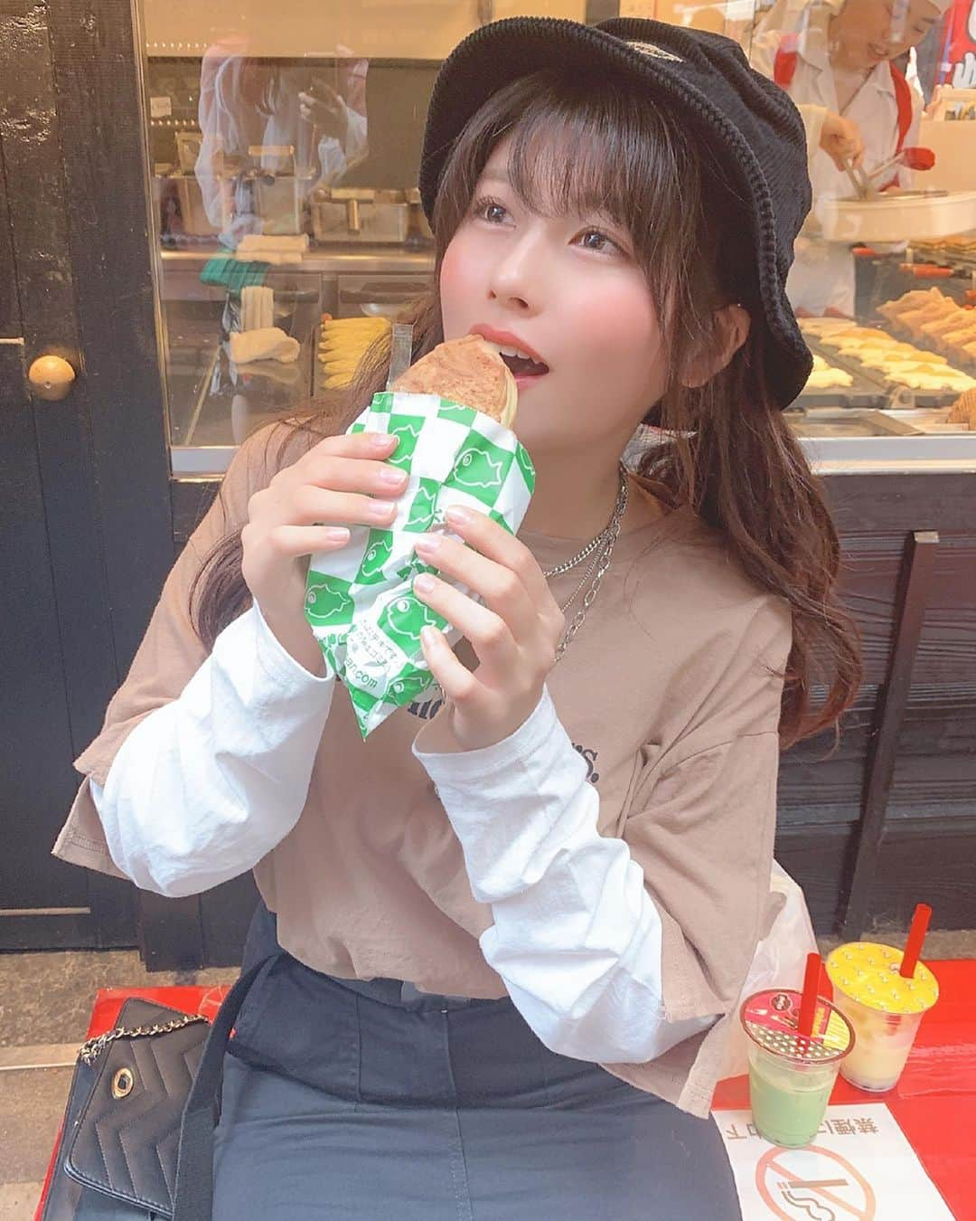 ちとせよしのさんのインスタグラム写真 - (ちとせよしのInstagram)「くりこ庵のたい焼きが本当に美味しくて感動しました😭😭💓 みんなもぜひ行ってみてね🙌🏻 期間限定のアップルチーズクリームと芳醇クリームチーズ食べたよん！たい焼きの概念が変わるぜい！(ºωº э)З 調べたらチェーン店みたいなので嬉しい、、、！(((* ॑˘ ॑* ≡ * ॑˘ ॑*))) ･ ･ ･ #selfie #asakusa #sweets  #くりこ庵 #たい焼き #浅草グルメ #浅草食べ歩き #浅草」10月27日 22時01分 - chitose_yoshino